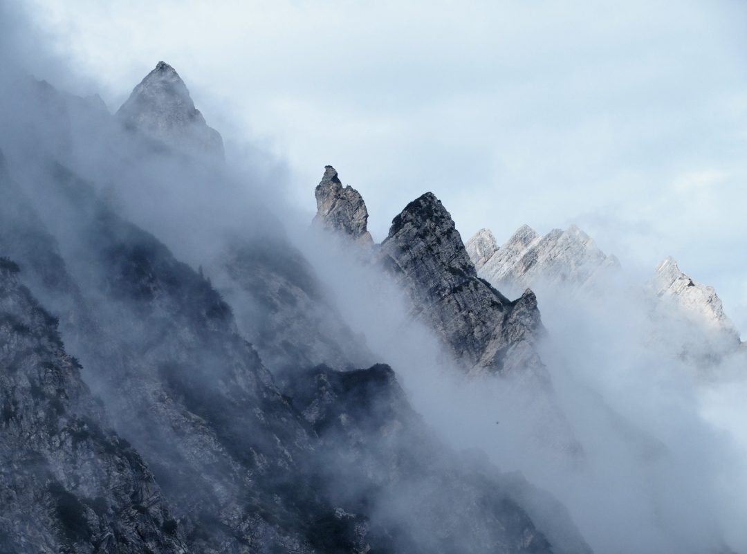 Märchenhafte wolkenverhangene Gipfel