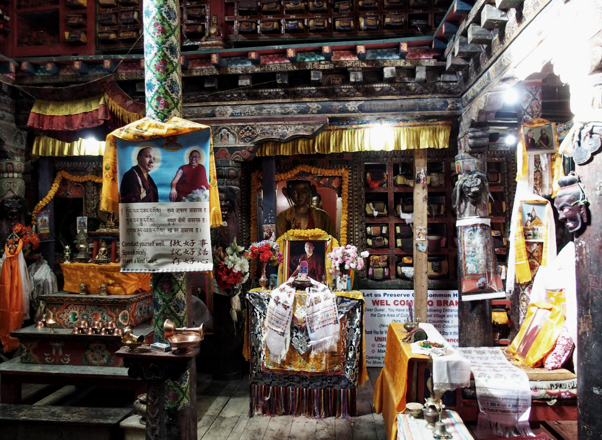 Der Innenraum der Gompa in Braka