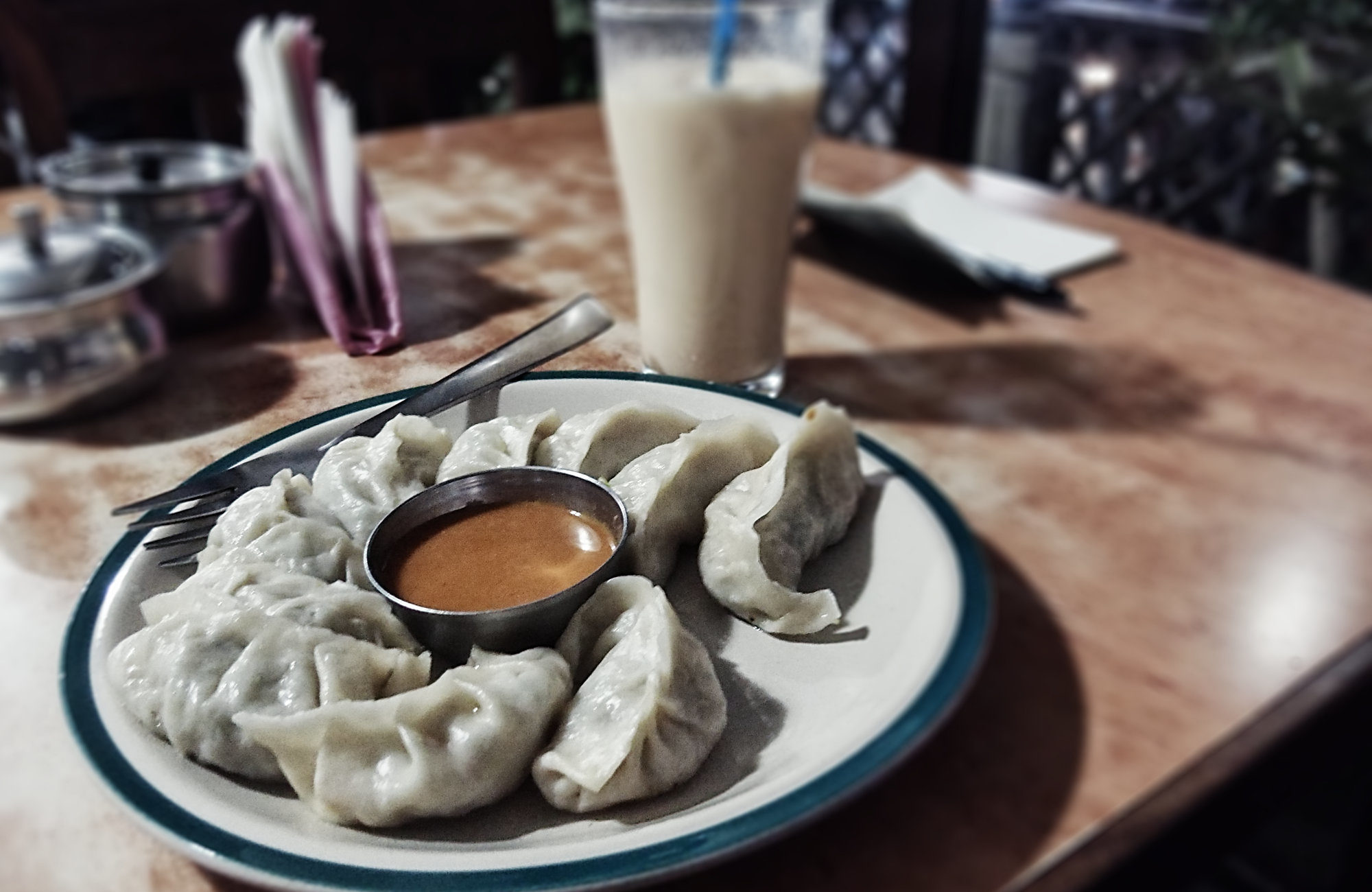 Momos & Lassi im Yangling Tibetan Restaurant in Kathmandu
