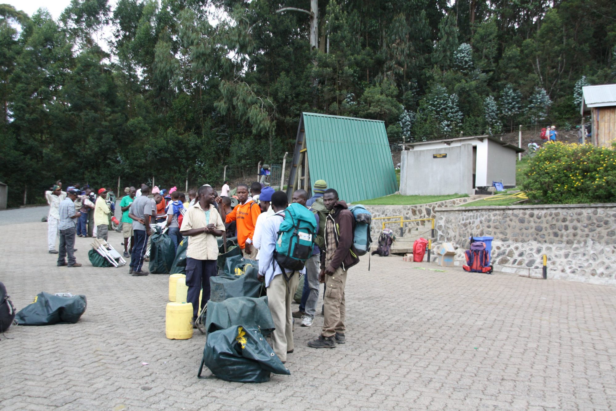 Träger am Machame Gate, Kilimandscharo, Kilimandscharo besteigen, Tansania, Afrika, Kilimandscharo Tour, Erfahrungsbericht, Machame Route