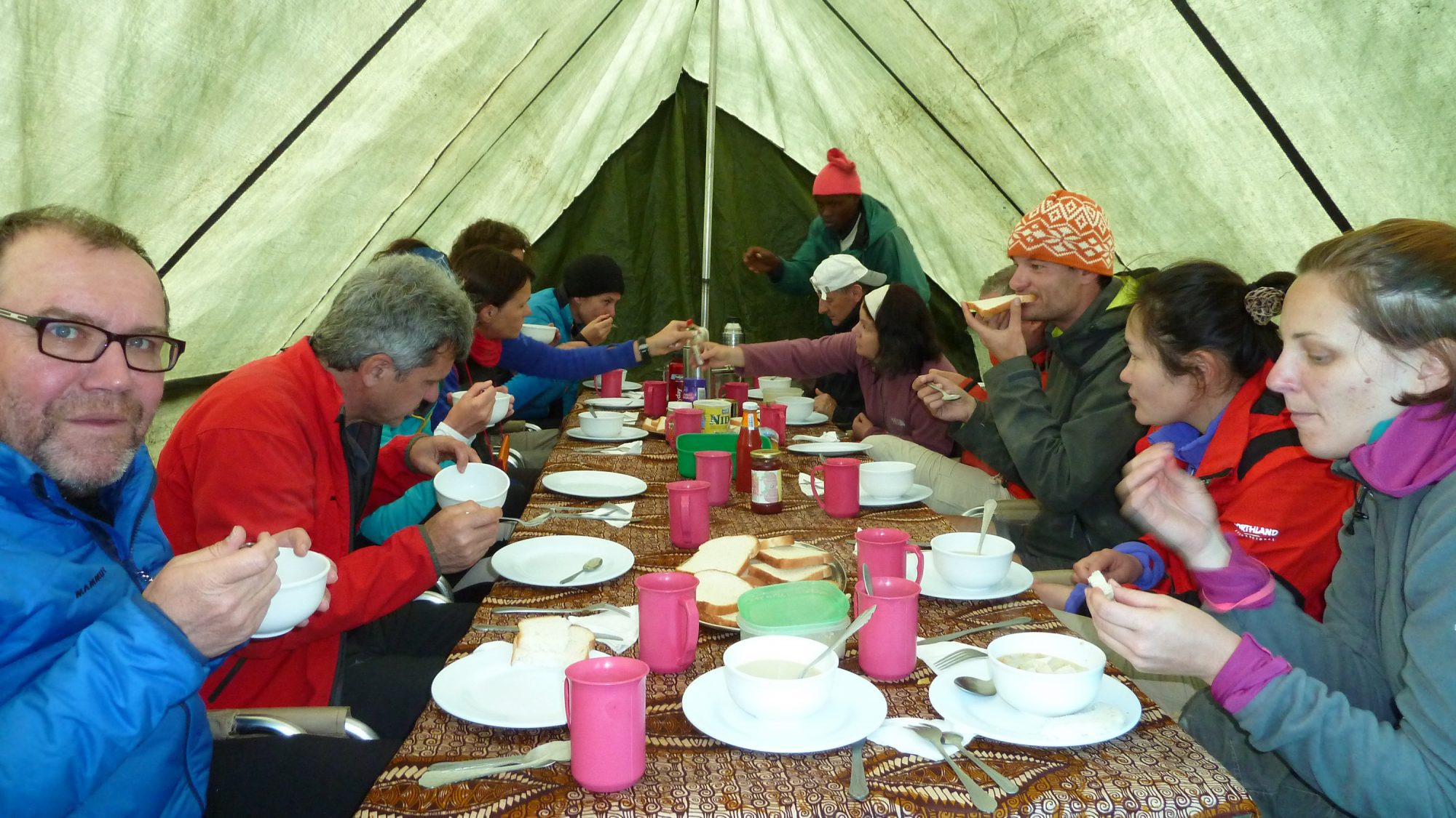 Essen im Zelt, Kilimandscharo, Kilimandscharo besteigen, Tansania, Afrika, Kilimandscharo Tour, Erfahrungsbericht, Machame Route