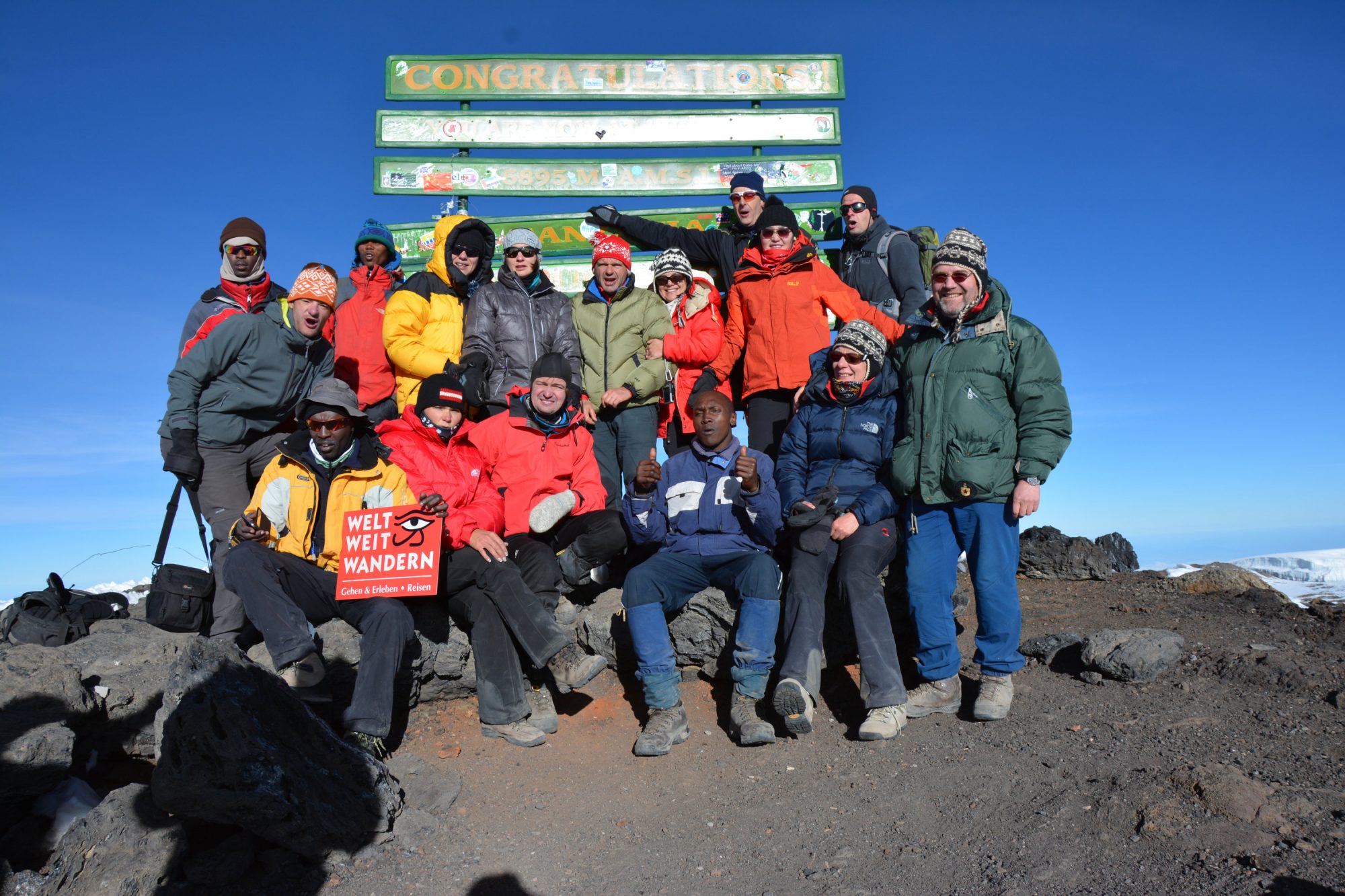 Gruppenfoto am Uhuru Peak, Kilimandscharo, Kilimandscharo besteigen, Tansania, Afrika, Kilimandscharo Tour, Erfahrungsbericht, Machame Route