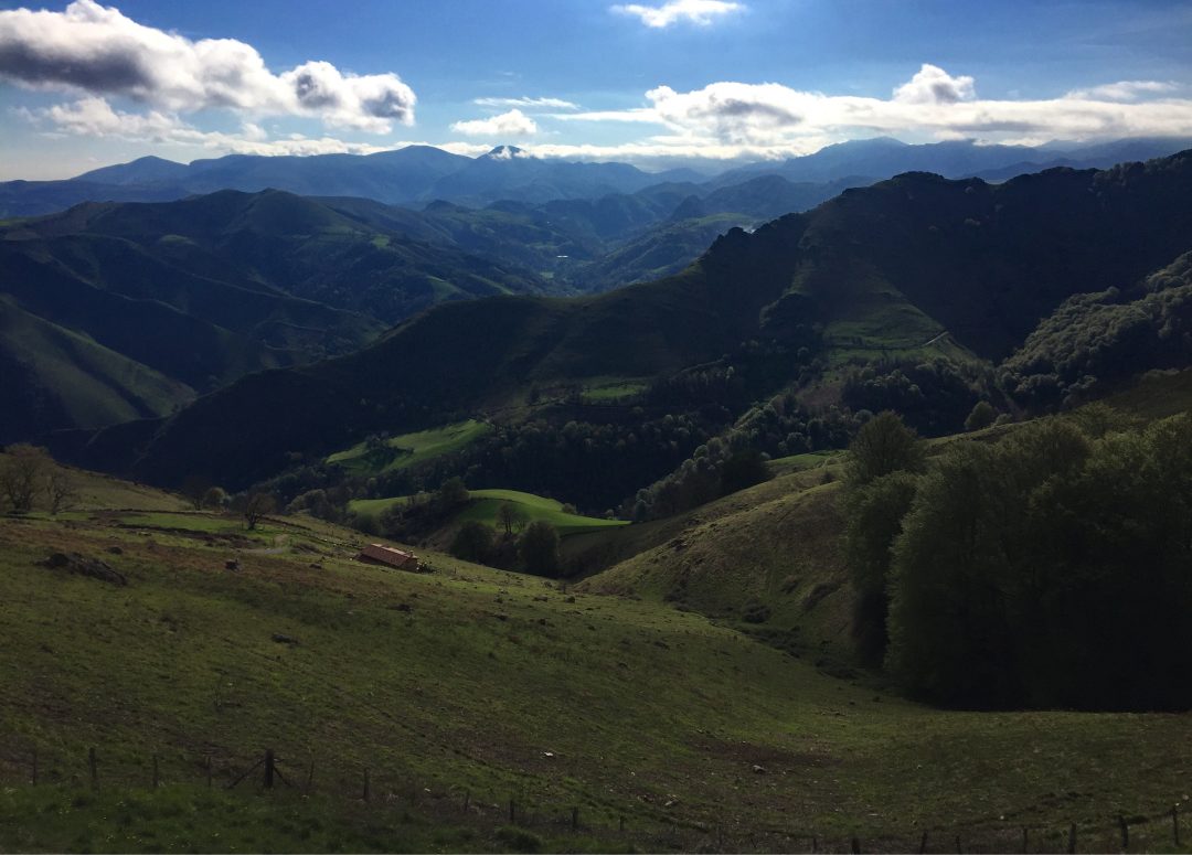 Aussicht beim Wandern Ibaneta Pass, Camino Francés, Wandern, Wandertour, Pilgern, Jakobsweg, Pyrenäeen, Frankreich, Spanien