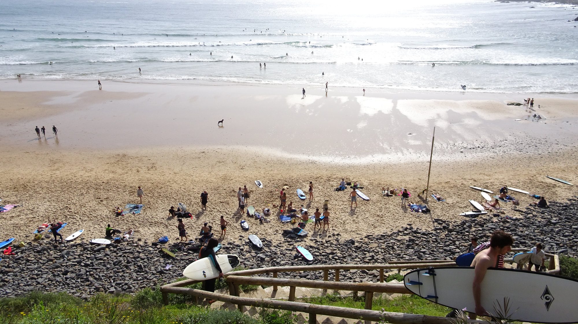 Strand von Arifana, Surfer, Portugal