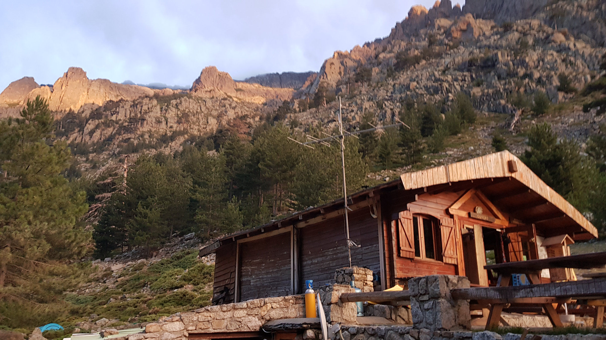 Morgenröte über Theos Hütte Grotelle im Restonica Tal, Korsika, GR20 Weitwanderweg, Wandern, Berge, Frankreich
