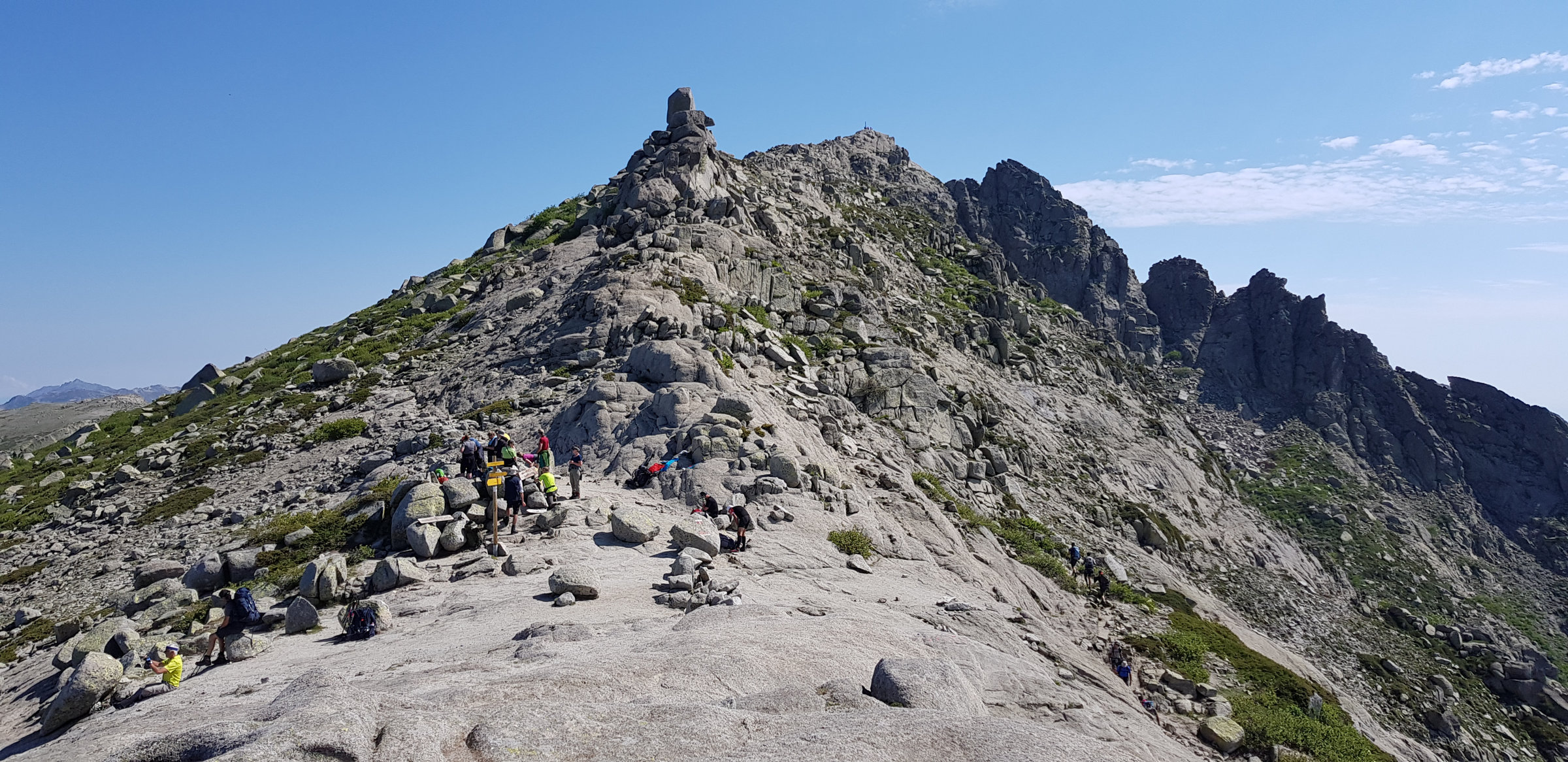 Am Pass, der Gipfel des Monte Incudine ist zum Greifen nah, Korsika, GR20 Weitwanderweg, Wandern, Berge, Frankreich