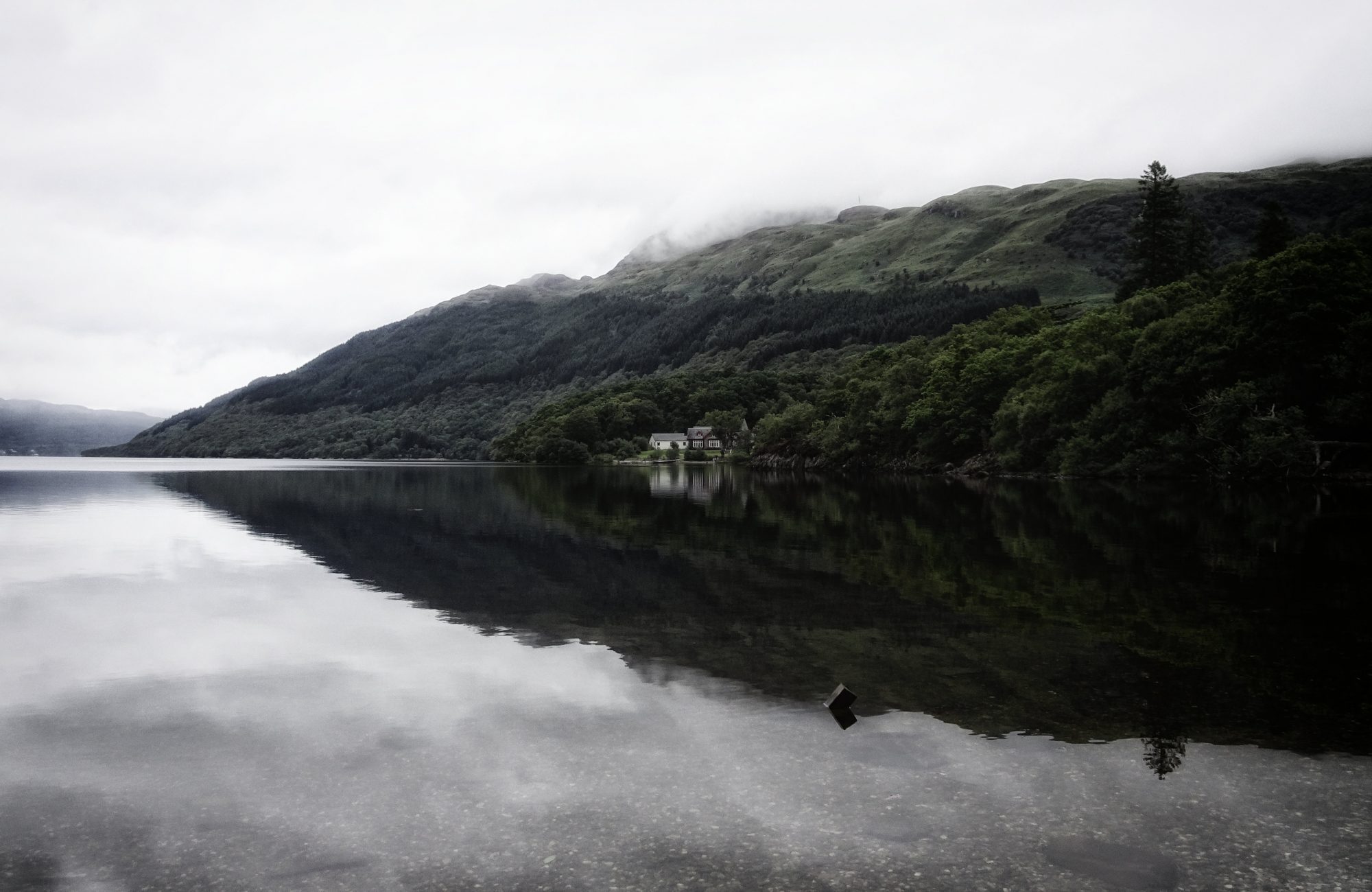 Am Loch Lomond mit Blick auf den verhüllten Ben Lomond und die angeblich schönste Jugendherberge Schottlands, West Highland Way, Schottland, Wanderung, Weitwandern, Trekking, Highlands