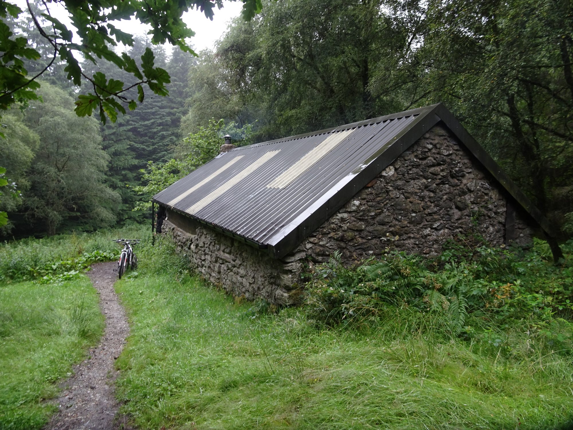 Eine tolle Hütte (Bothy) mitten im idyllischen Wald, West Highland Way, Schottland, Wanderung, Weitwandern, Trekking, Highlands