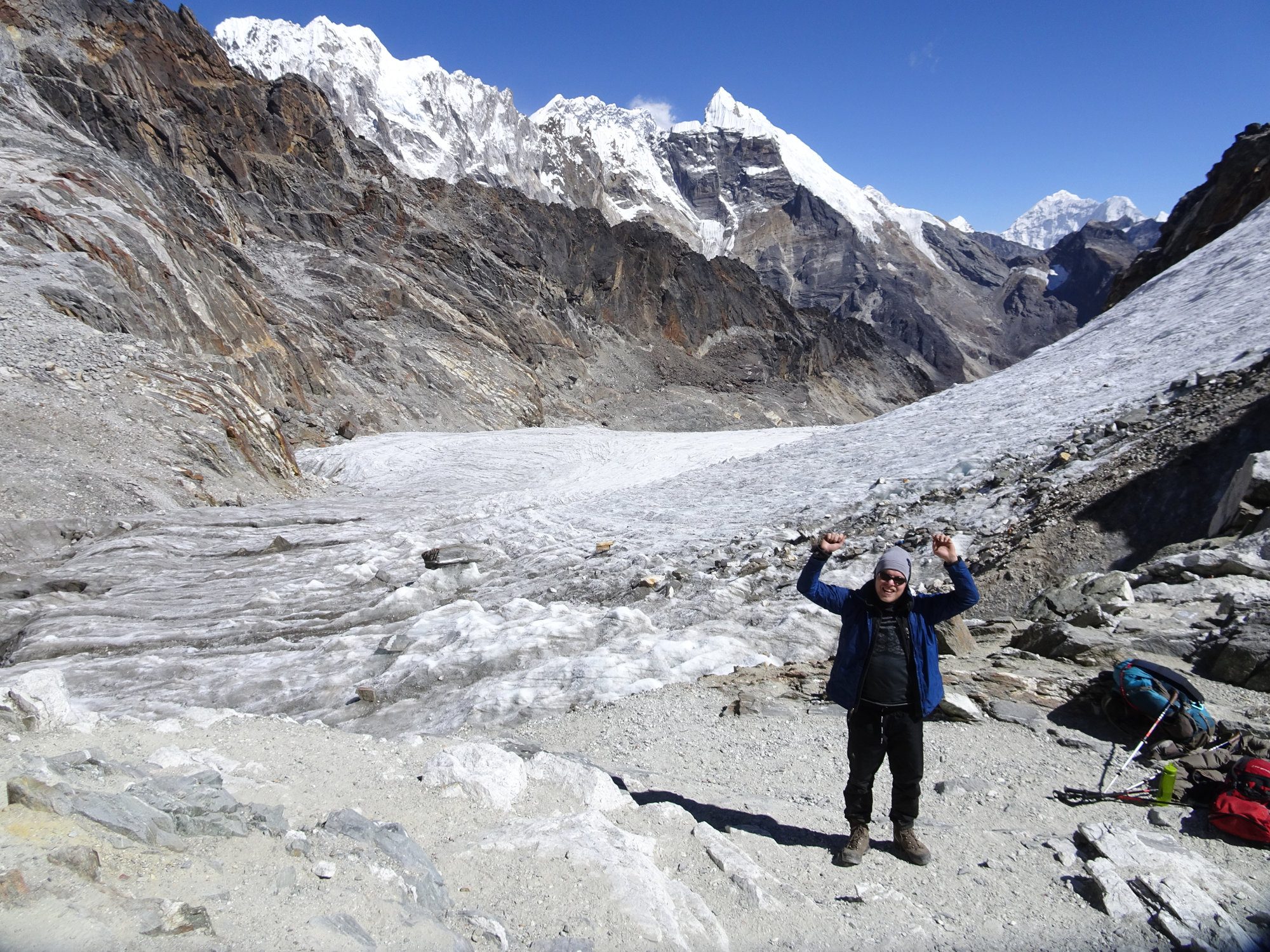 Trekking in Nepal als Wanderanfänger. Stolz auf dem Cho La Pass