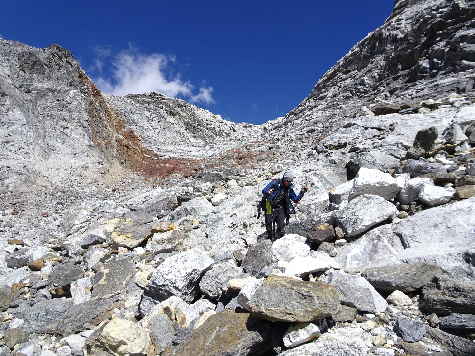 Anspruchsvoller Abstieg vom Cho La Pass. Trekking in Nepal im Everest Gebiet
