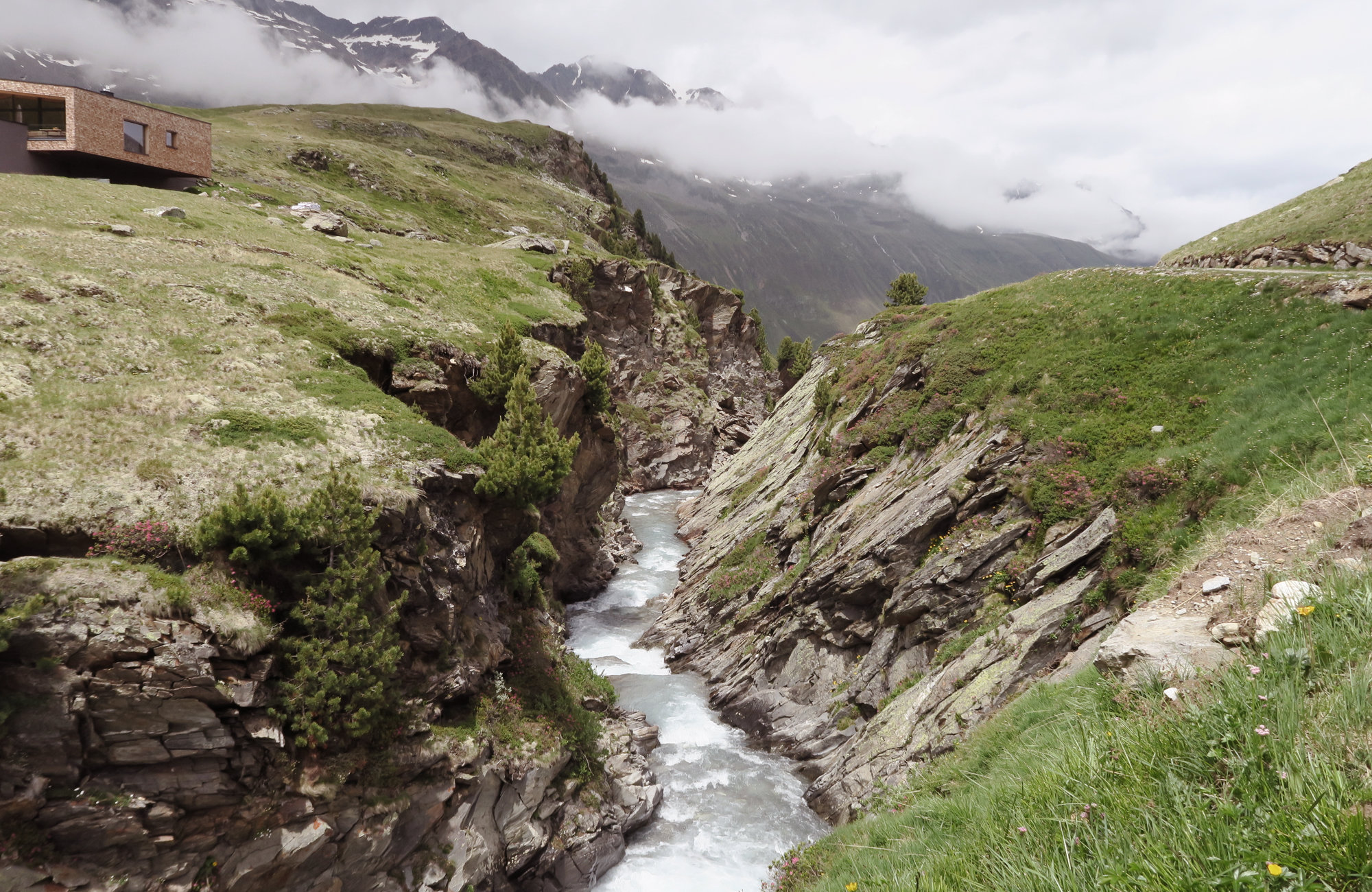 Schönwieshütte mit Schlucht, Wanderung Hangerer, Bergwandern Ötztal, Wandertour Ötztal, Alpen, Tirol, Dreitausender
