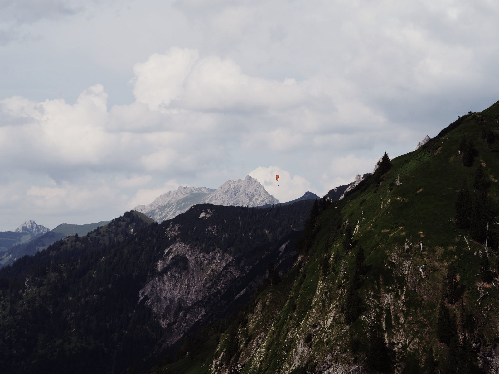 Gleitschirmflieger auf der Hüttentour in den Allgäuer Alpen