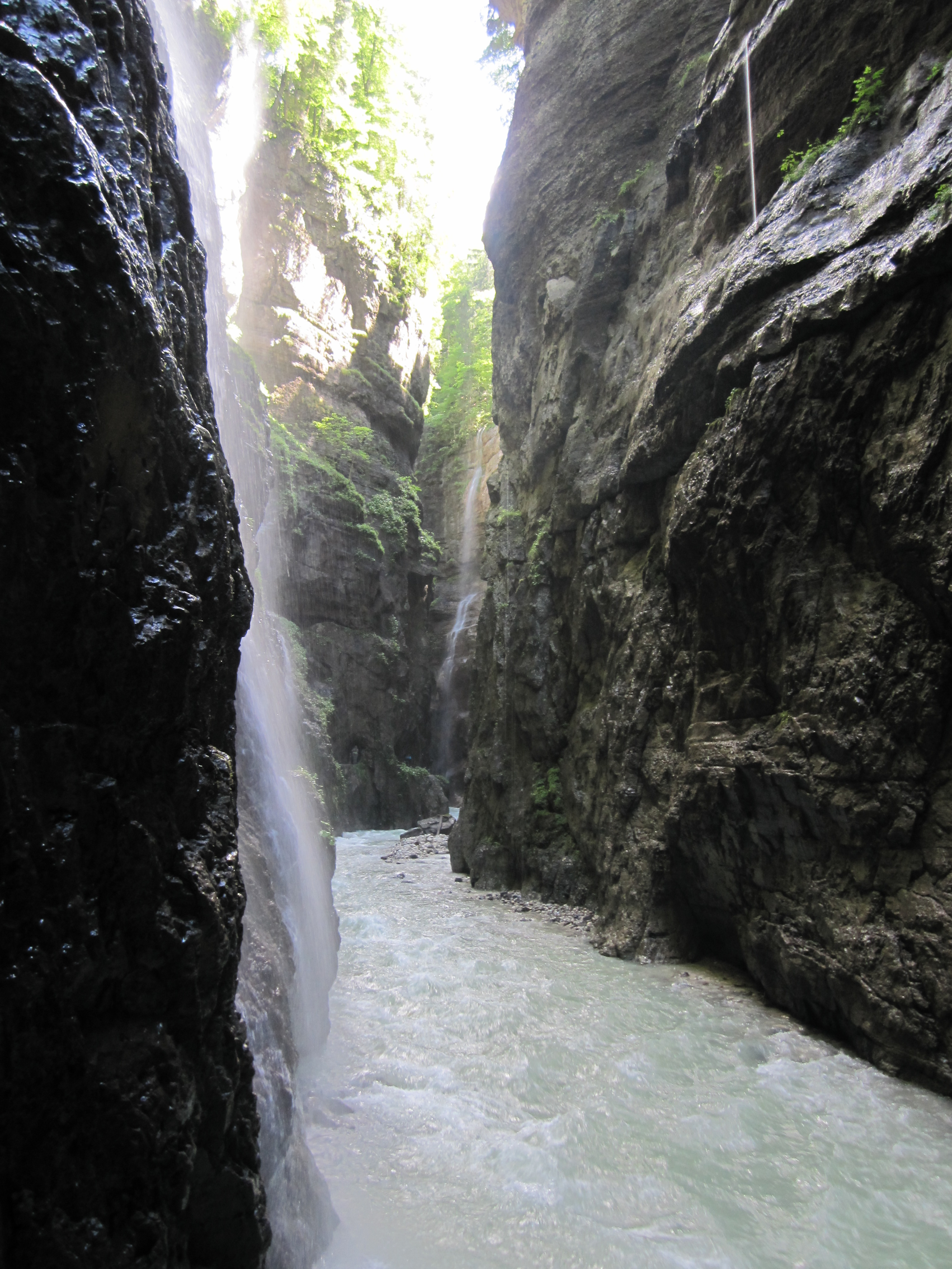 Schroffe Felswände der Partnachklamm, Durchs Reintal auf die Zugspitze Hüttentour Fjella