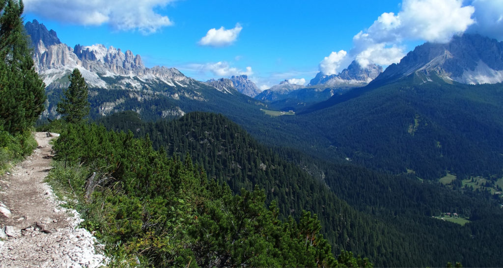 Sagenhafte Landschaft mit den Drei Zinnen und einfacher Wanderweg