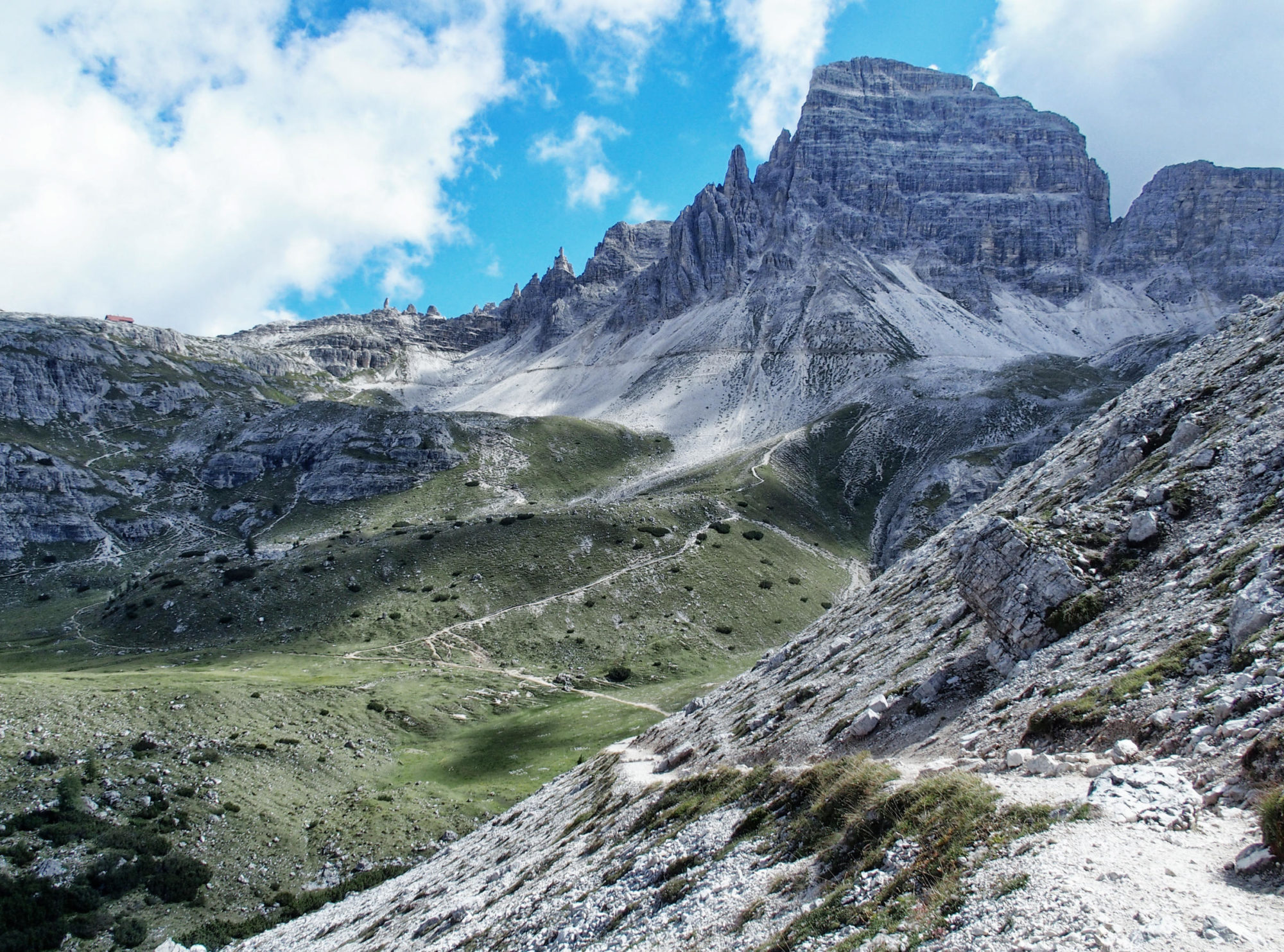Blick zurück auf den Paternkofel und die Drei Zinnen Hütte (zumindest das Dach!)