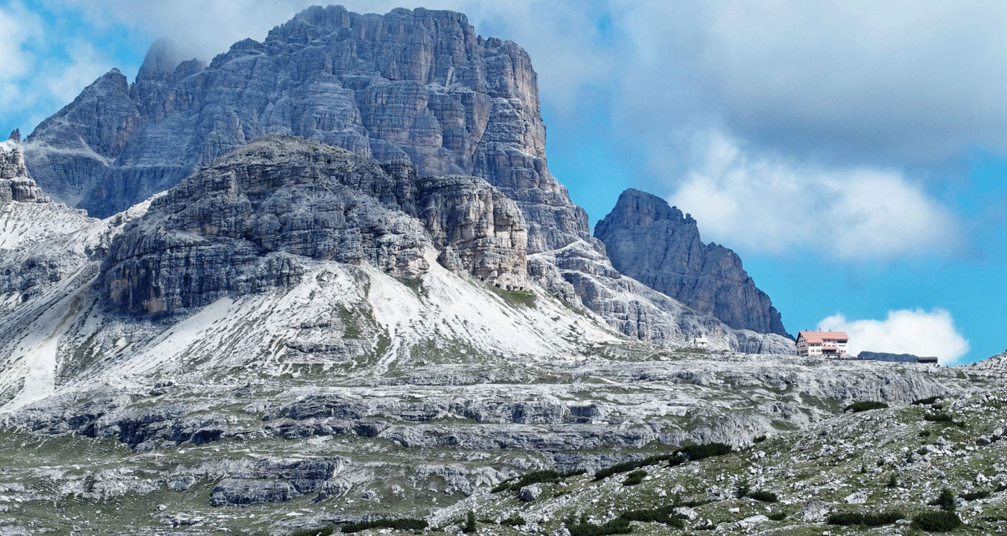 Zoom auf die Drei Zinnen Hütte - tolle Lage!