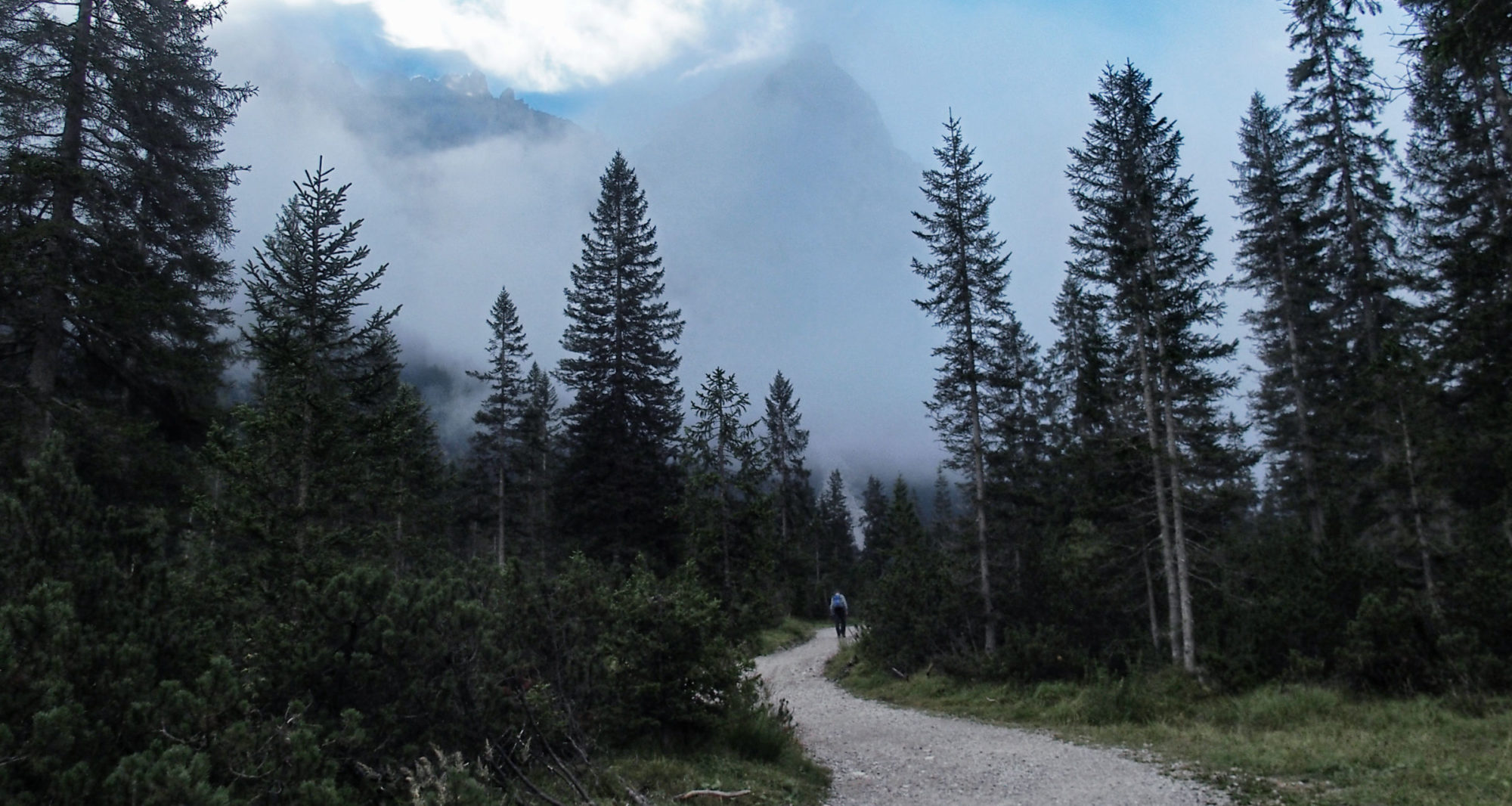 Wolkenverhangen geht es früh morgens los