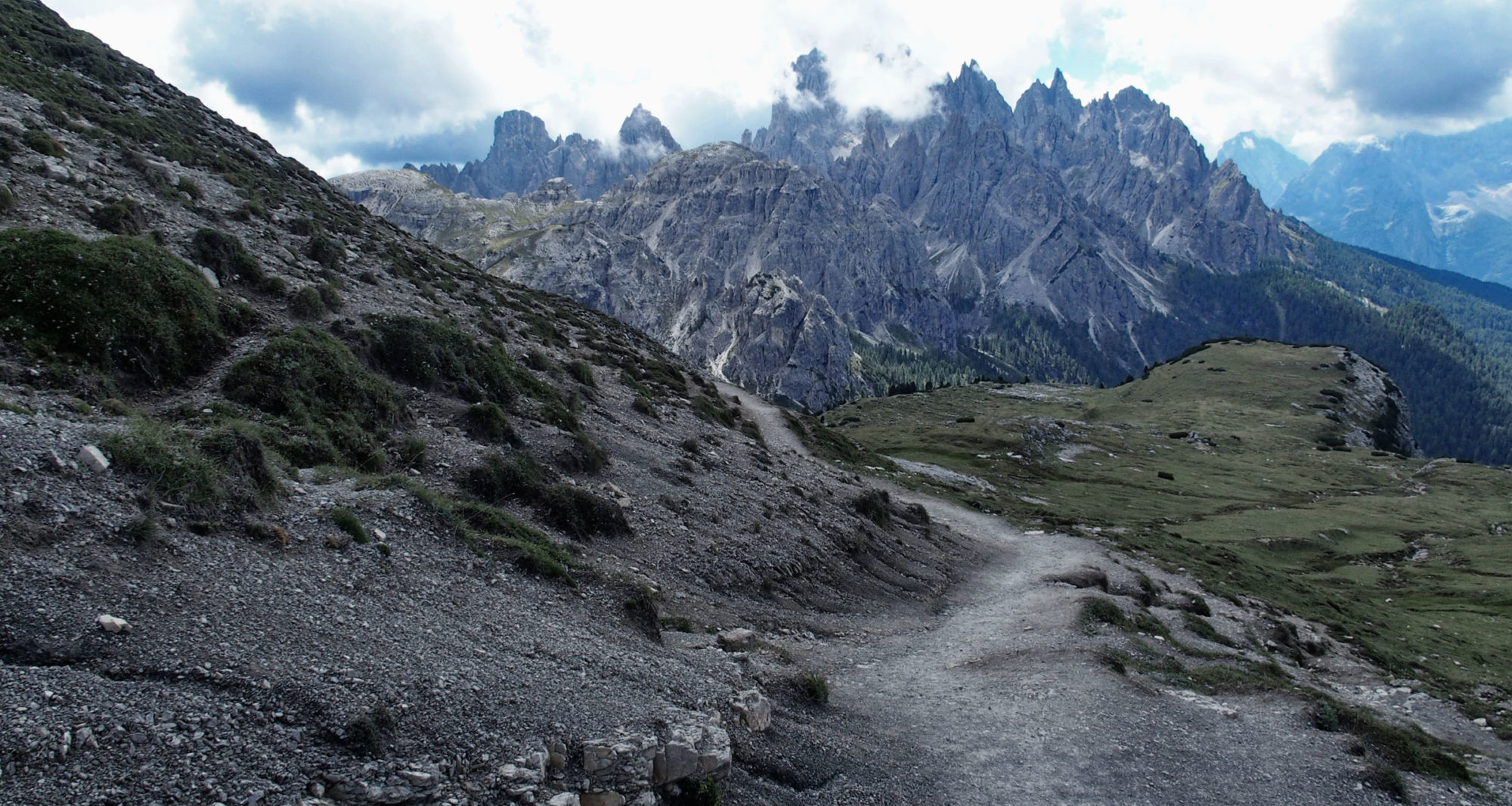 Auf der anderen Seite der Drei Zinnen sind die Berge noch schroffer