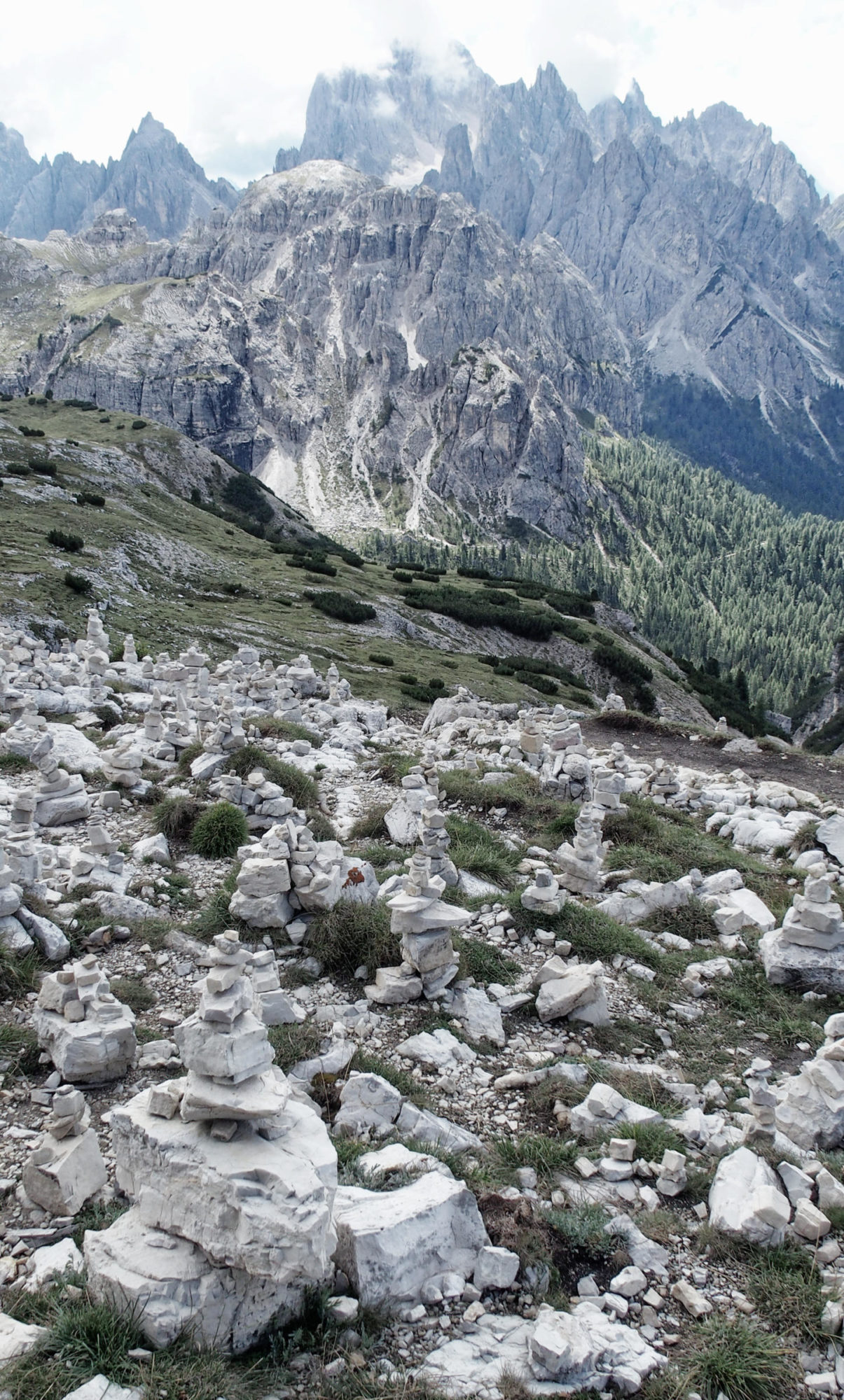 Überall Steinpyramiden