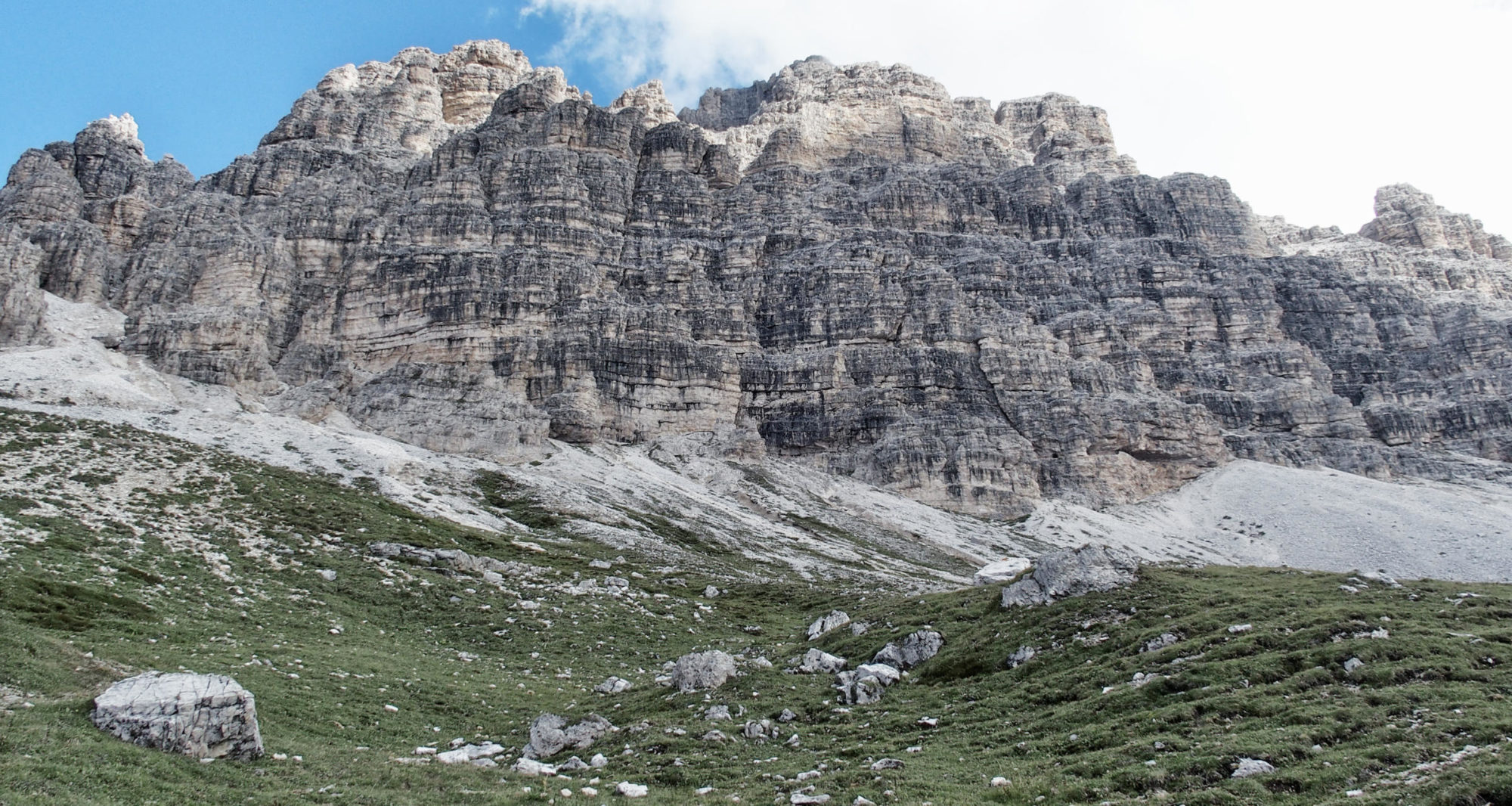 Die Rückseite der Drei Zinnen, von nahem sieht man die drei Gipfel nicht