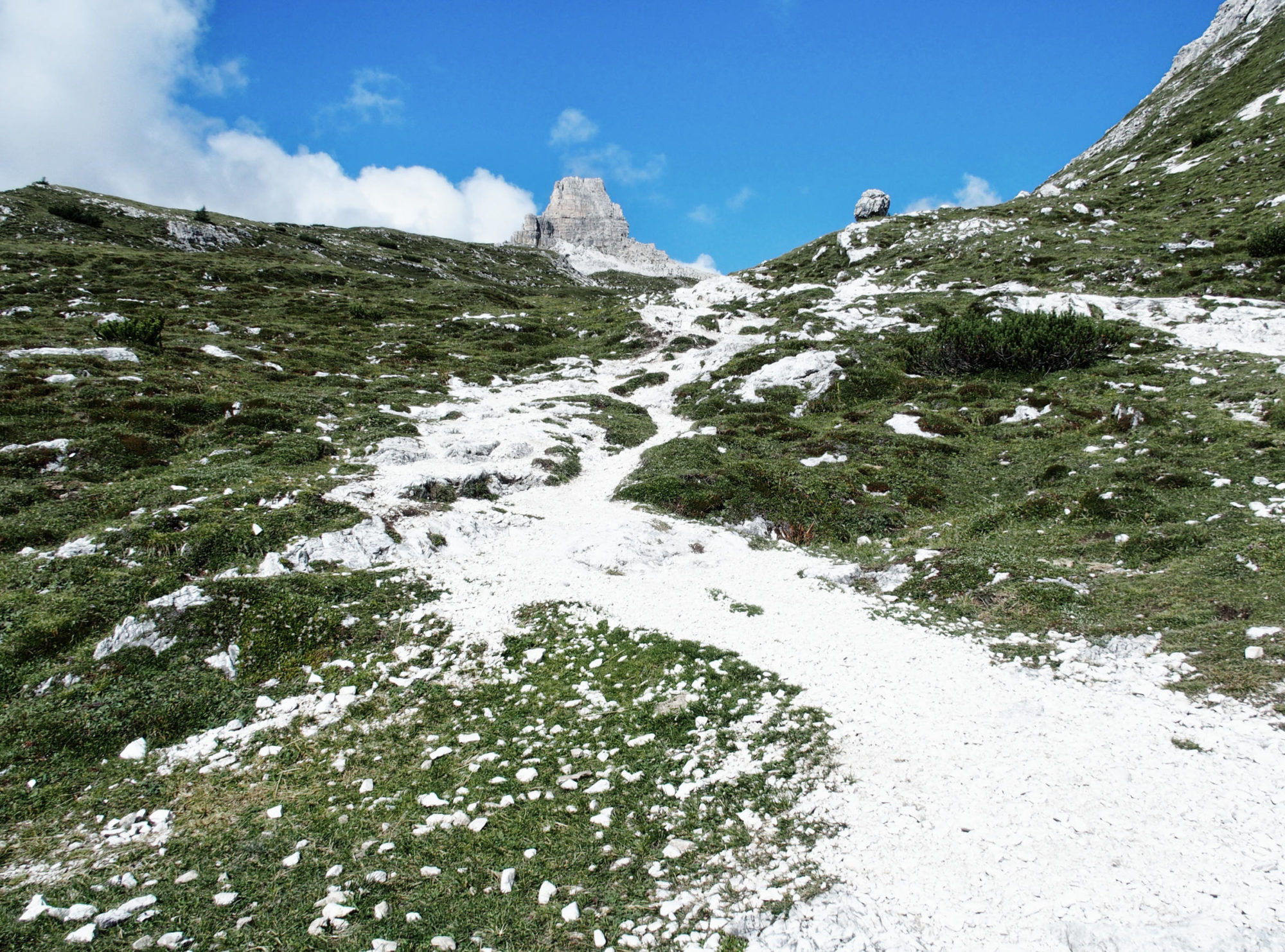 Der Nebel lichtet sich, der Weg bleibt gut ausgebaut