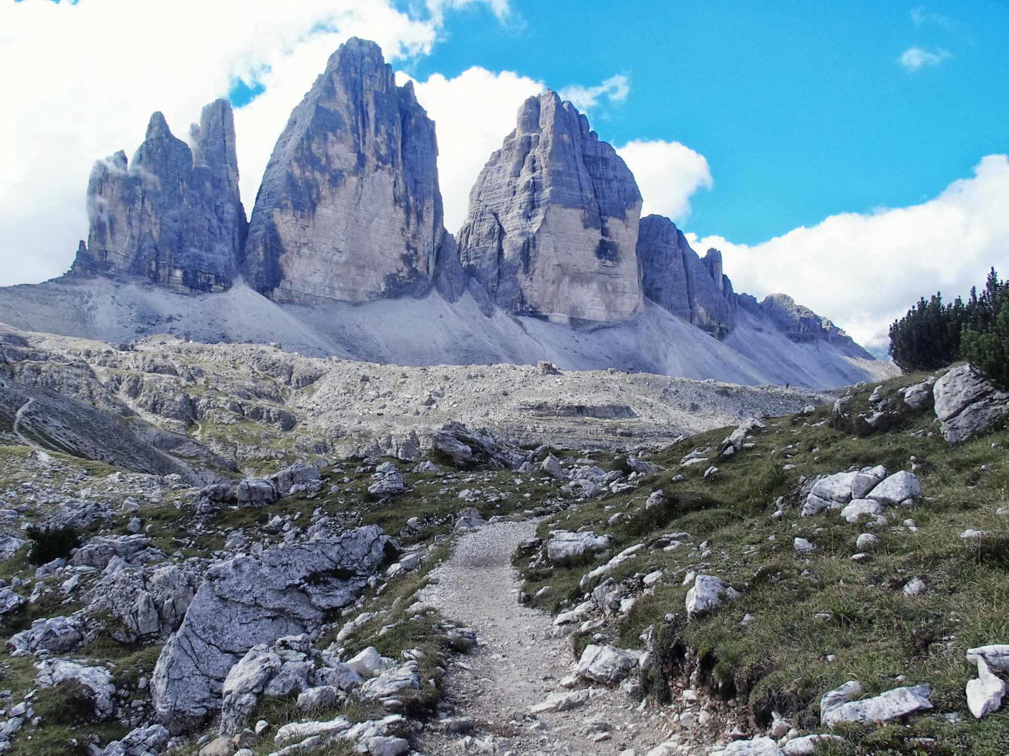 Von der Drei Zinnen Hütte geht es weiter zur Drei Zinnen Umrundung