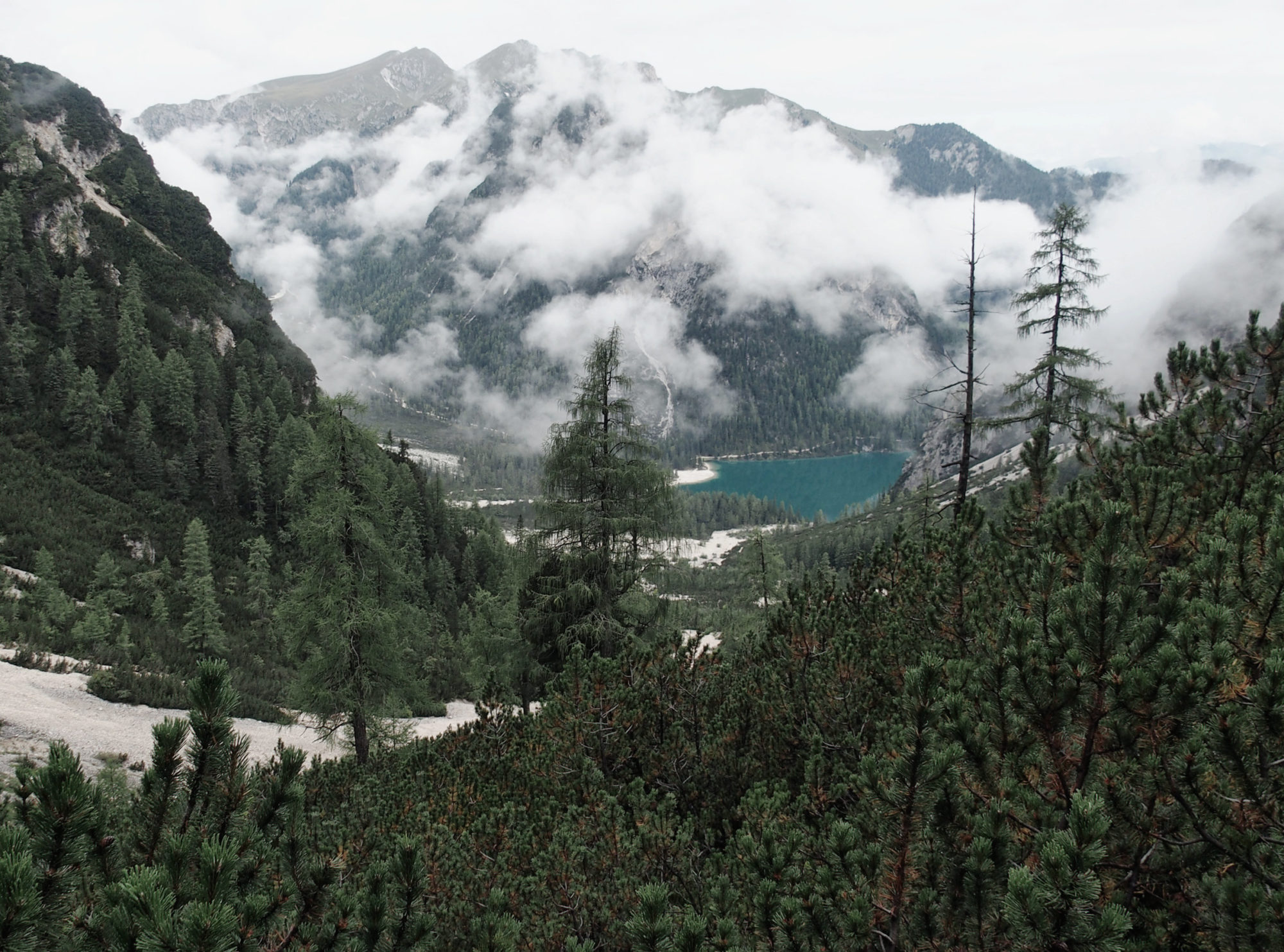 Der Blick von weiter oben ist beeindruckend, die Farbe des Sees viel intensiver