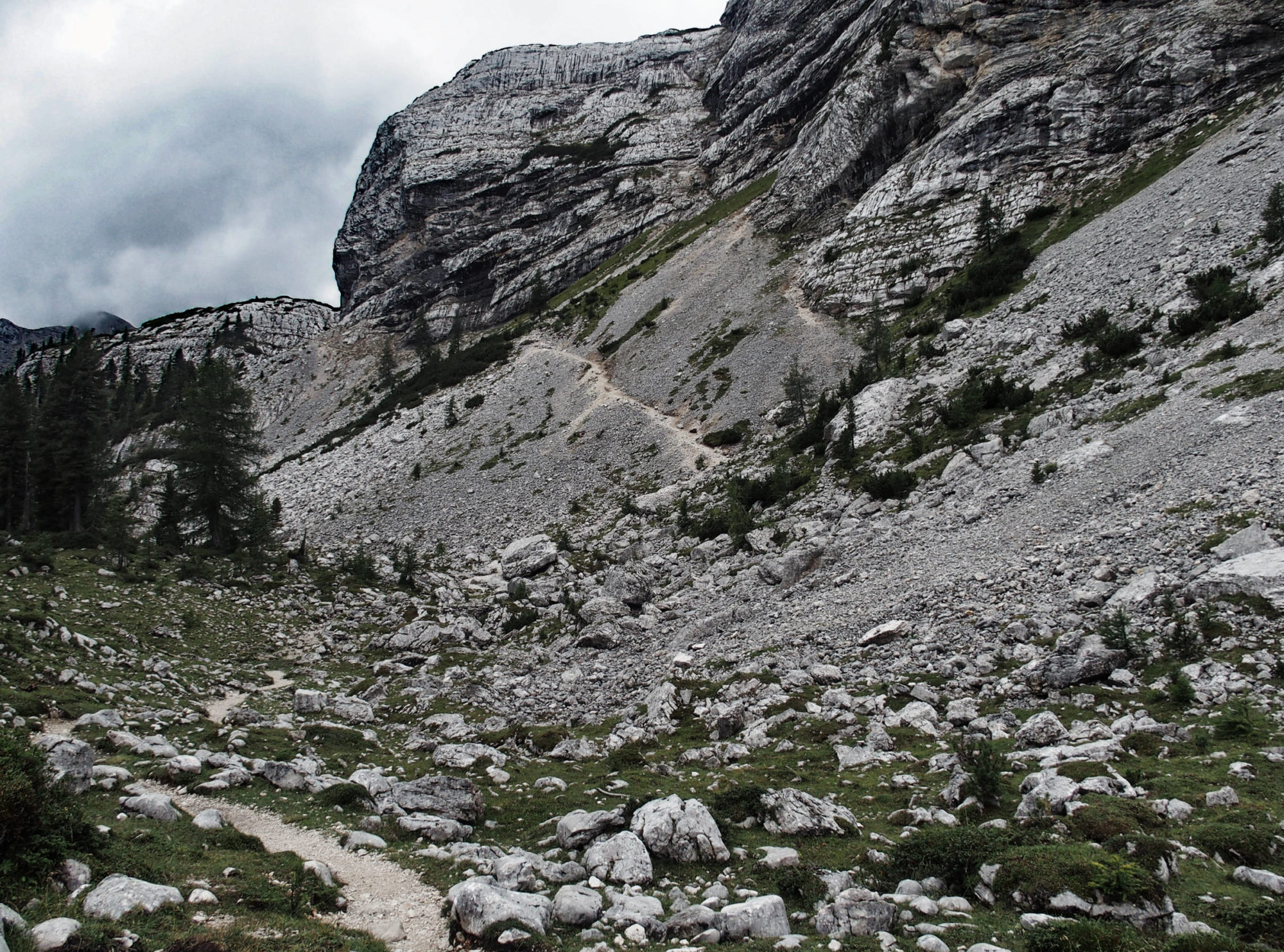 Die Bergwelt wird schroffer