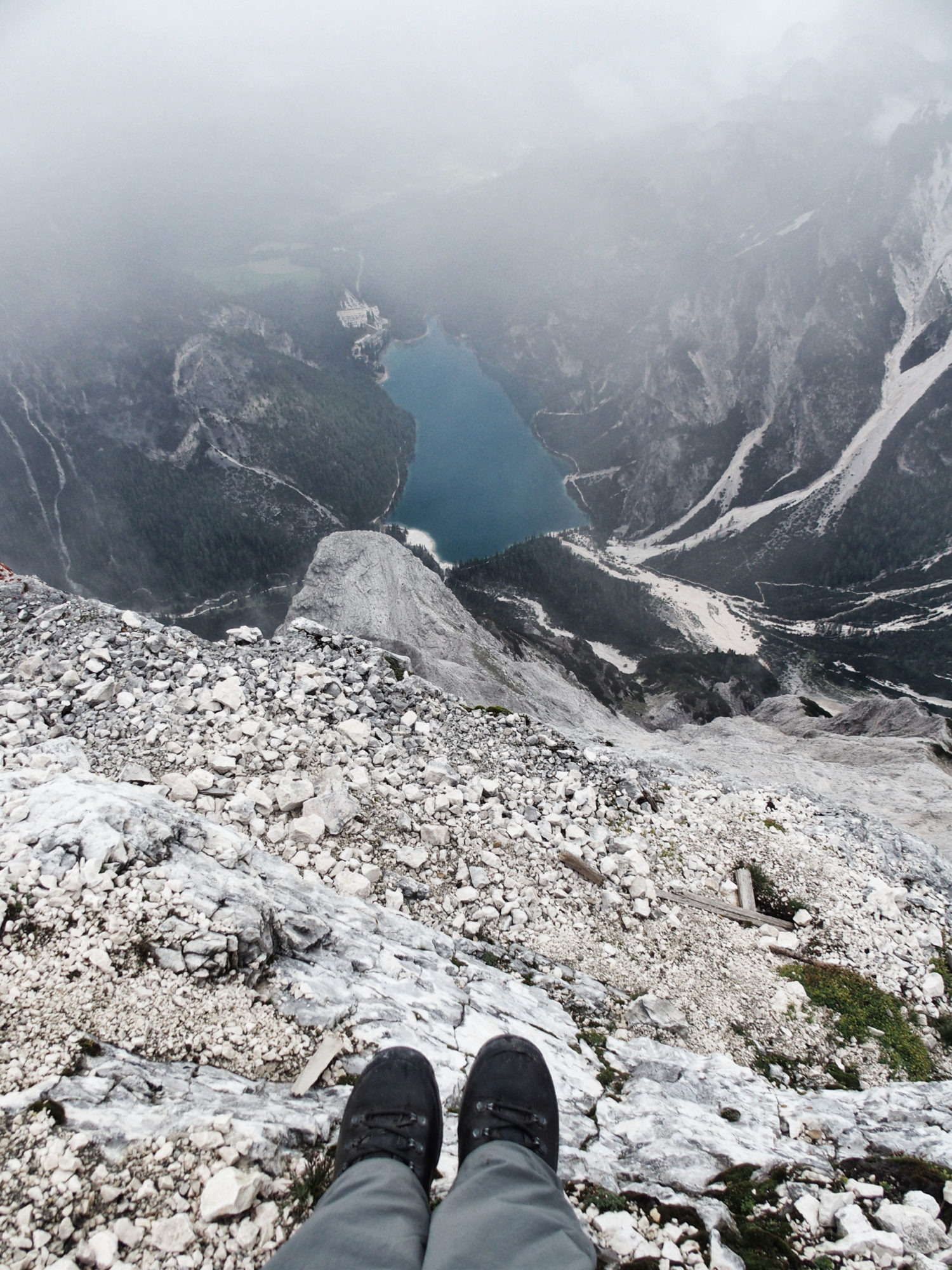 Atemberaubend steil geht es da runter zum See