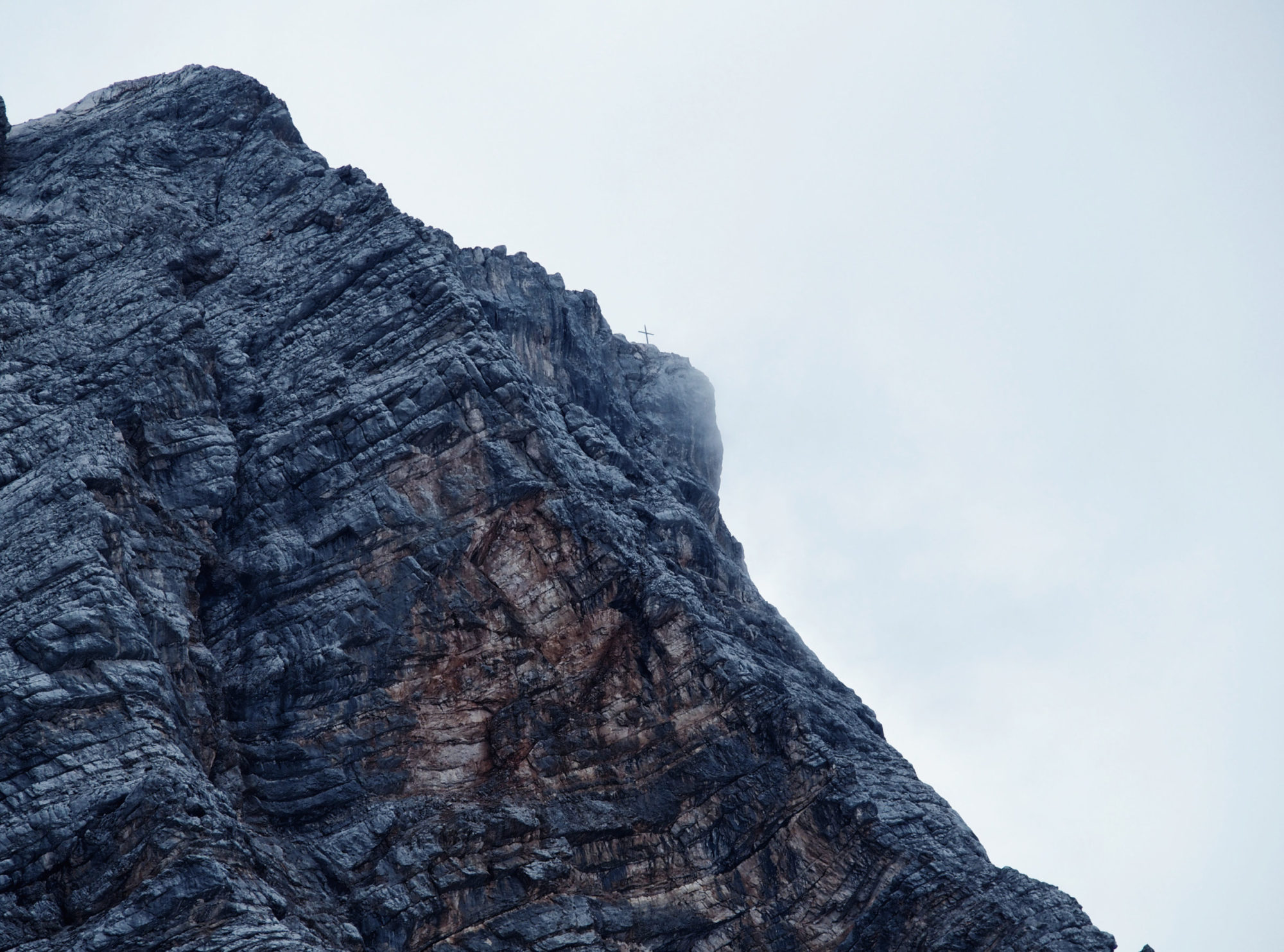 Da oben war ich, schemenhaft kann man das Gipfelkreuz erkennen