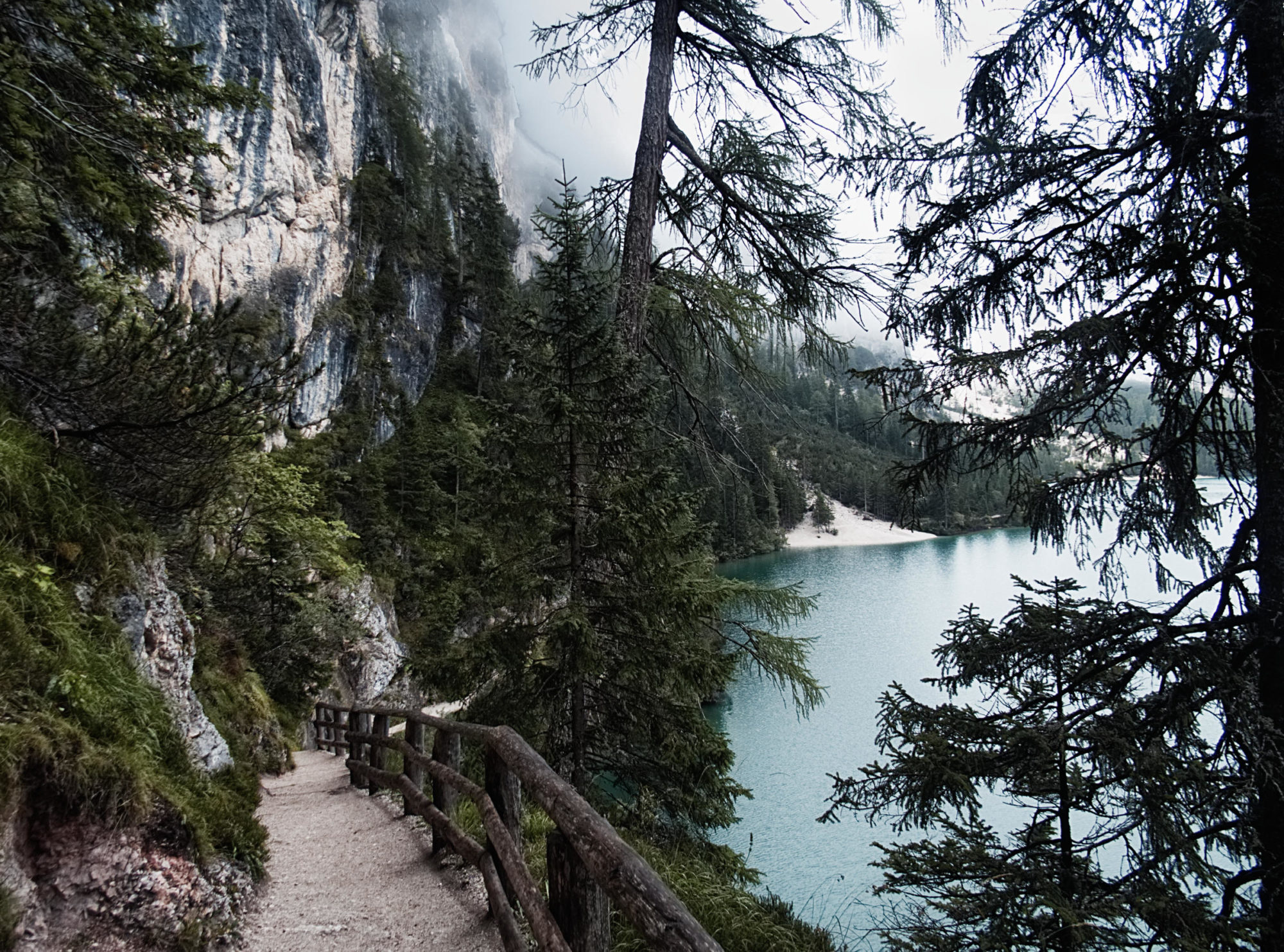 Gut ausgebaute und gesicherte Wege führen um den See