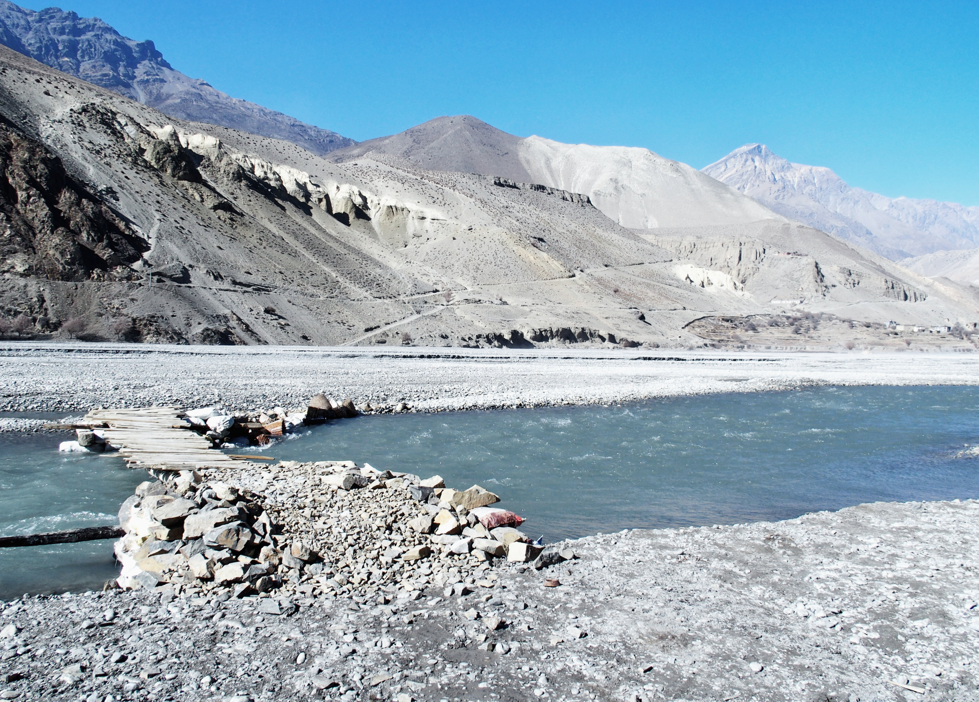 Flußüberquerung auf dem Weg nach Tiri