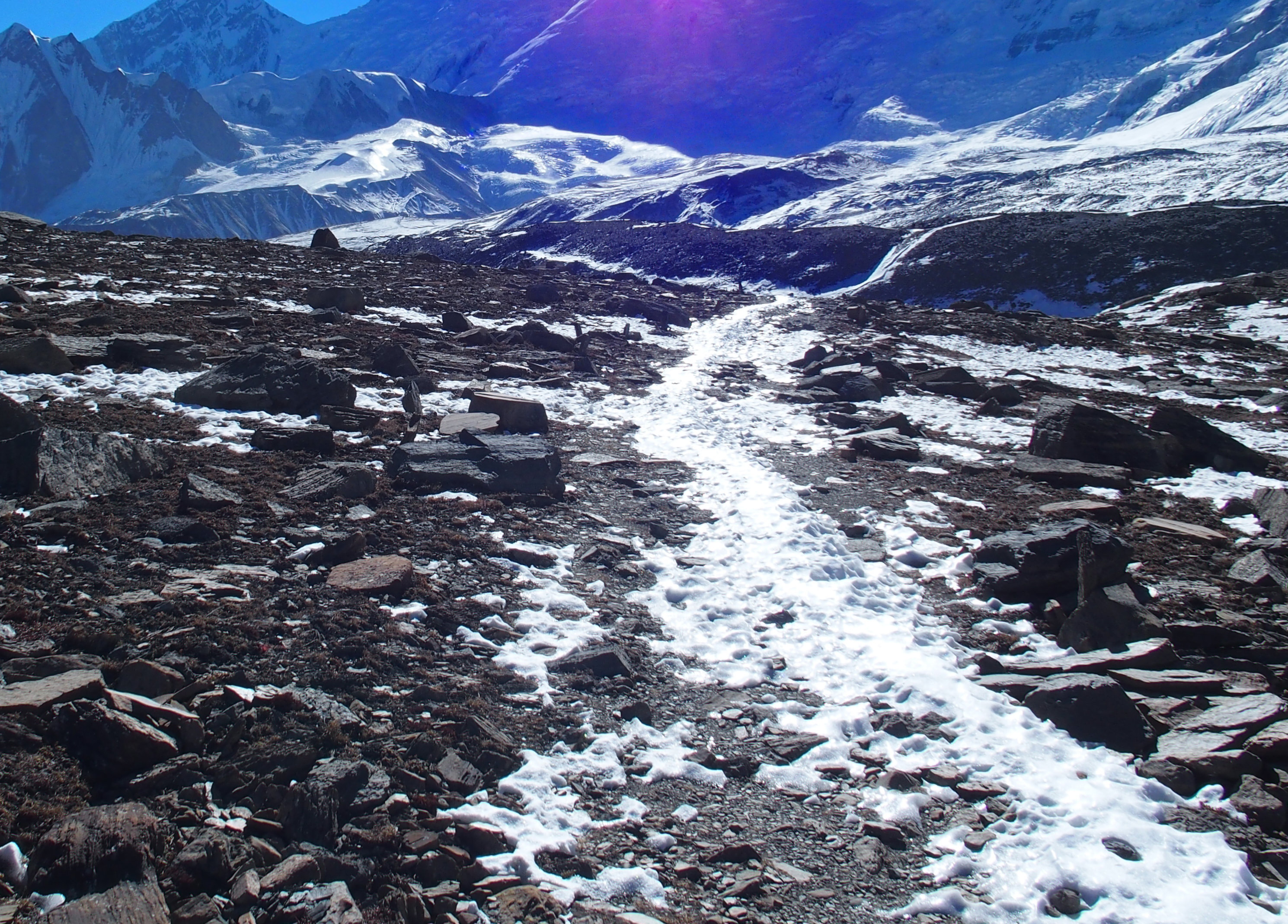 Schneebedeckter letzter Abschnitt zum Tilicho See