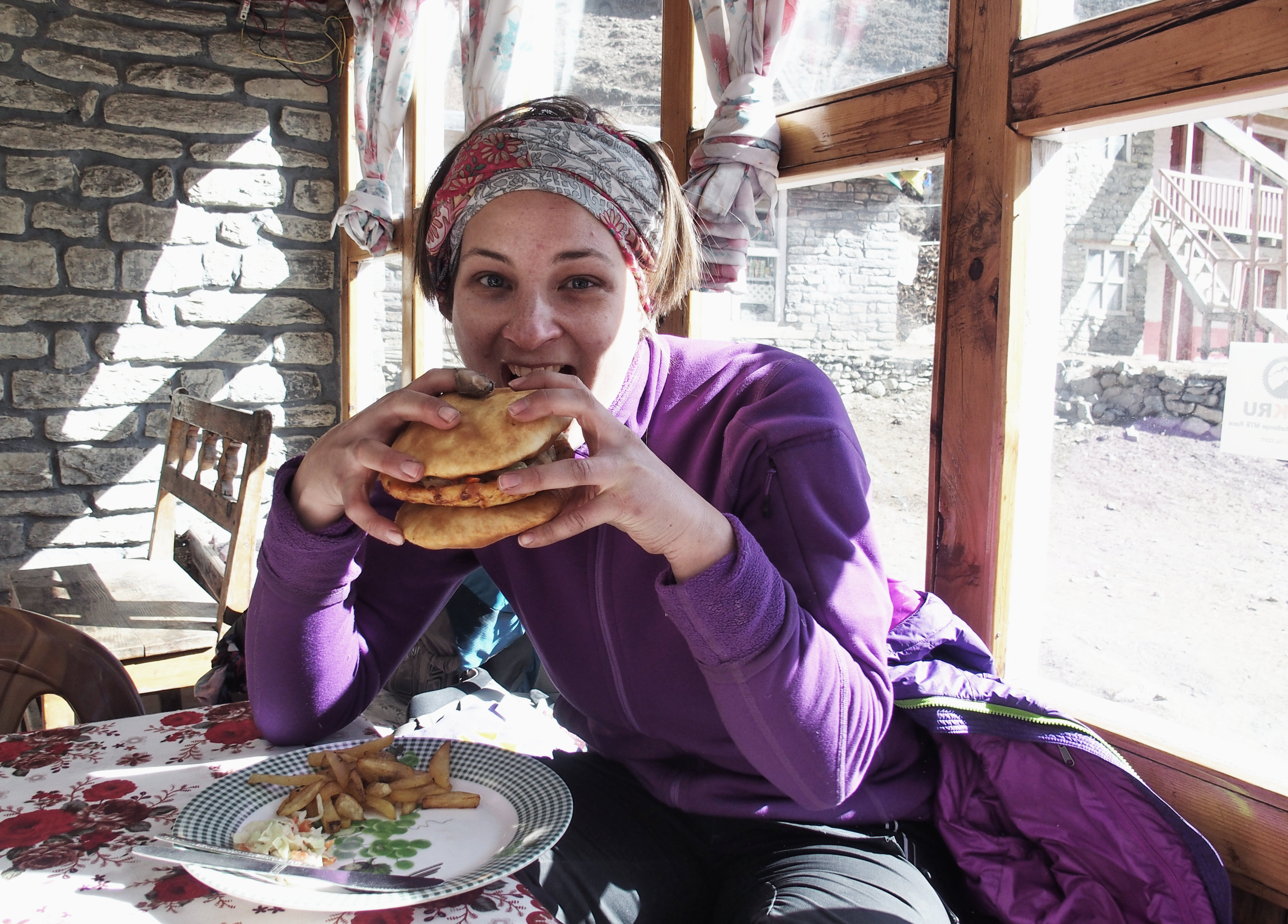 Burger essen in Yak Kharka