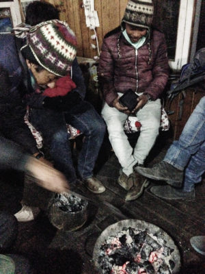 Wärmen am Kohlefeuer (mit Smartphone)