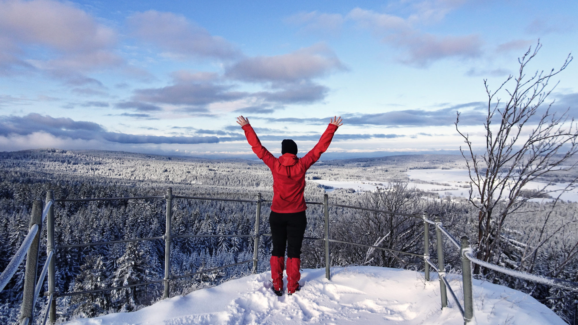 Ausblick vom Rudolfstein mit Wanderin
