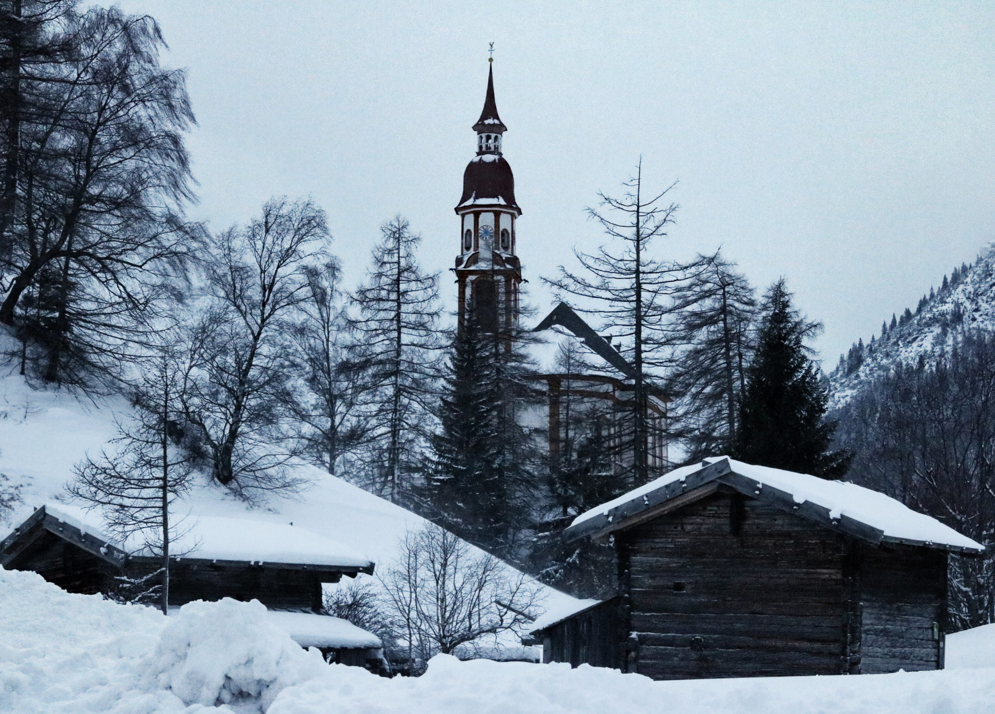 Kirche in Obernberg im Winter