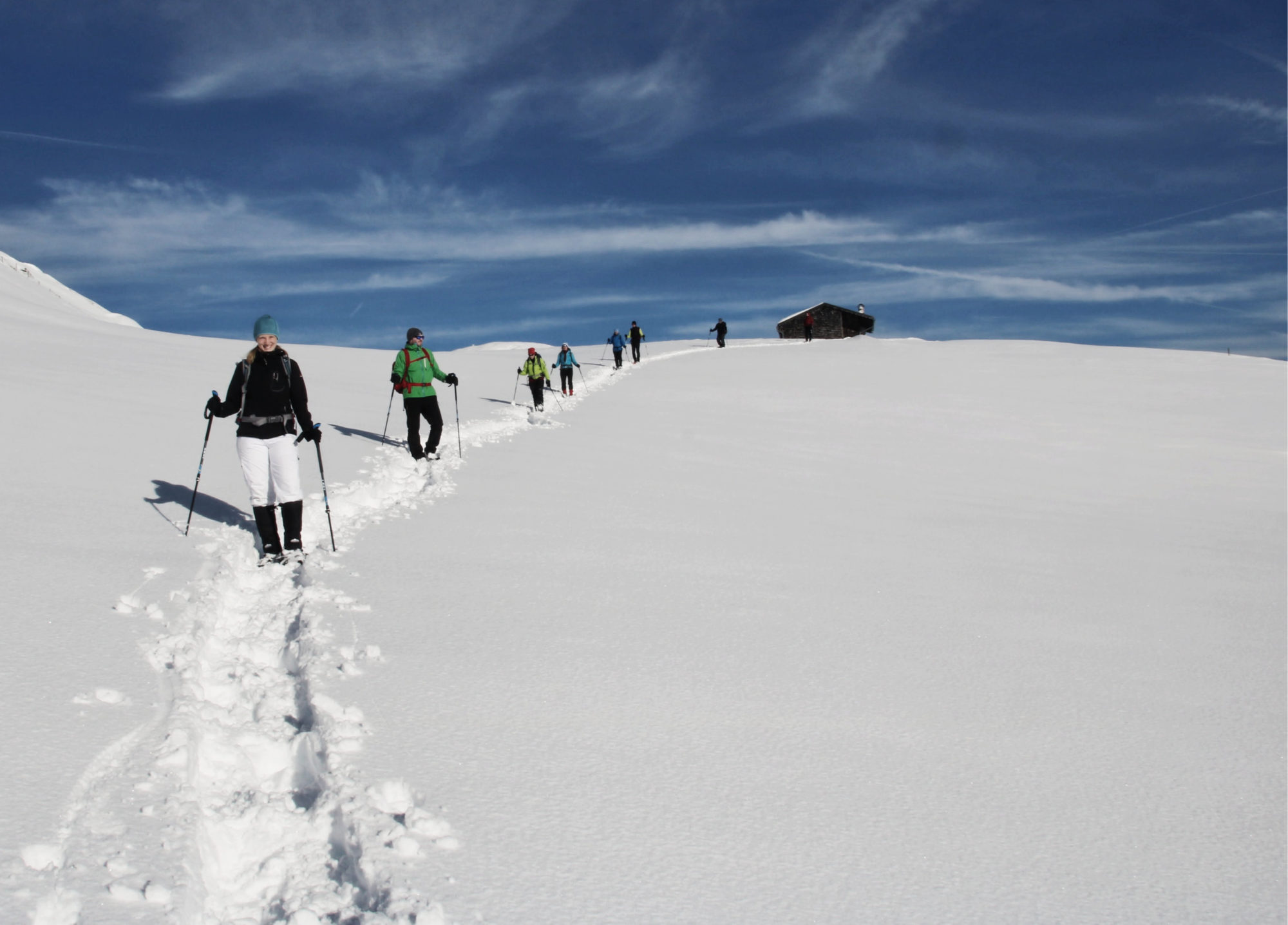 Genießen der letzten Sonnenstrahlen und Wanderschritte beim Schneeschuhwandern