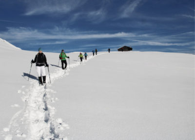 Genießen der letzten Sonnenstrahlen und Wanderschritte beim Schneeschuhwandern
