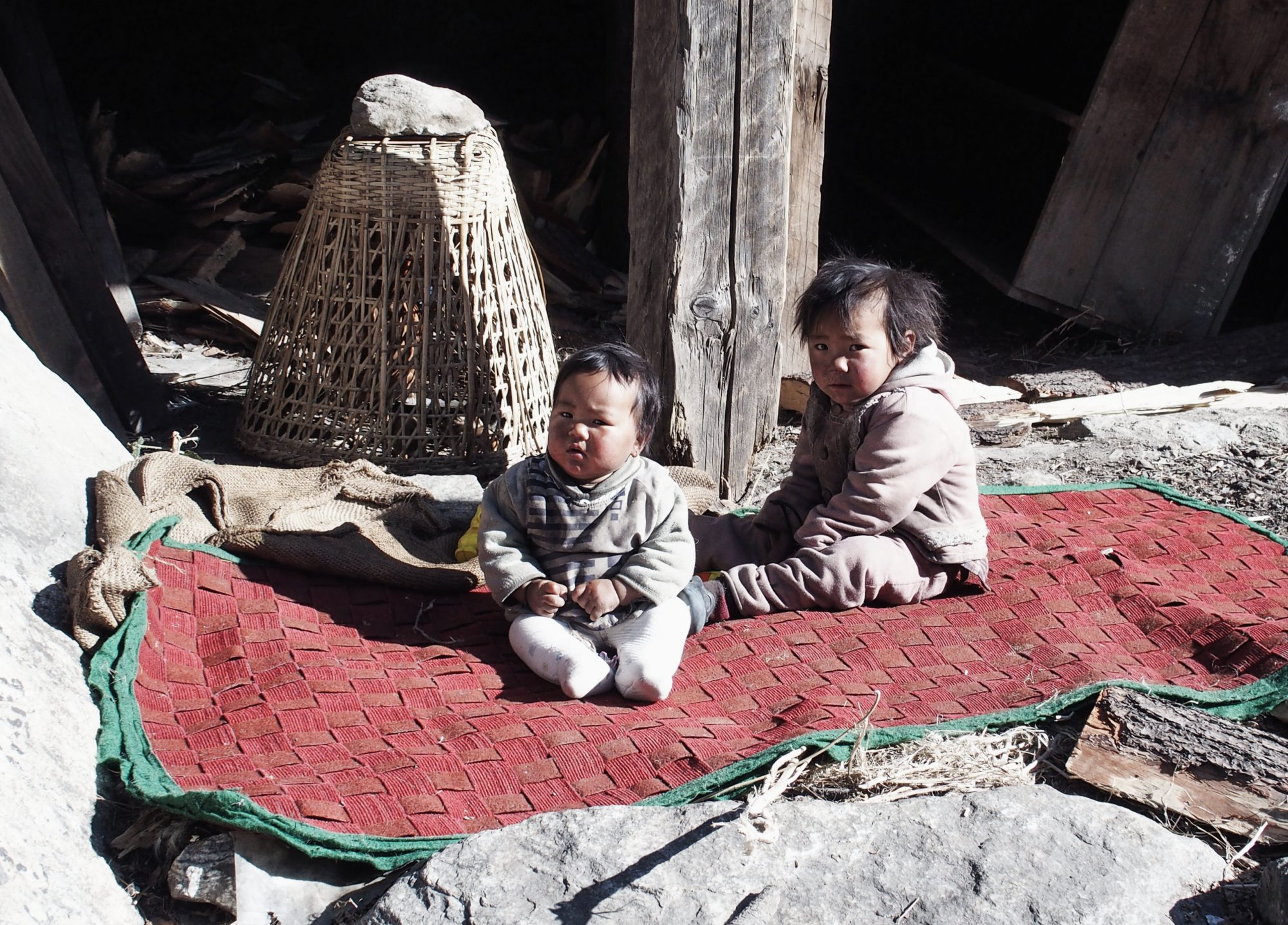 Kinder auf dem Annapurna Circuit