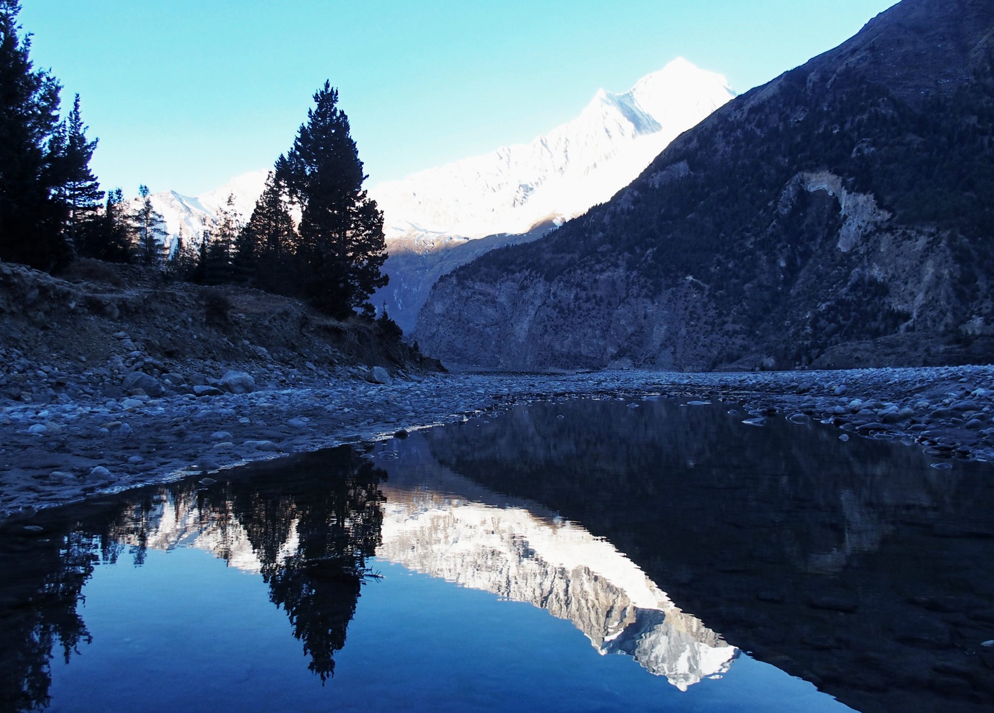 Flußbett in Nepal am frühen Morgen