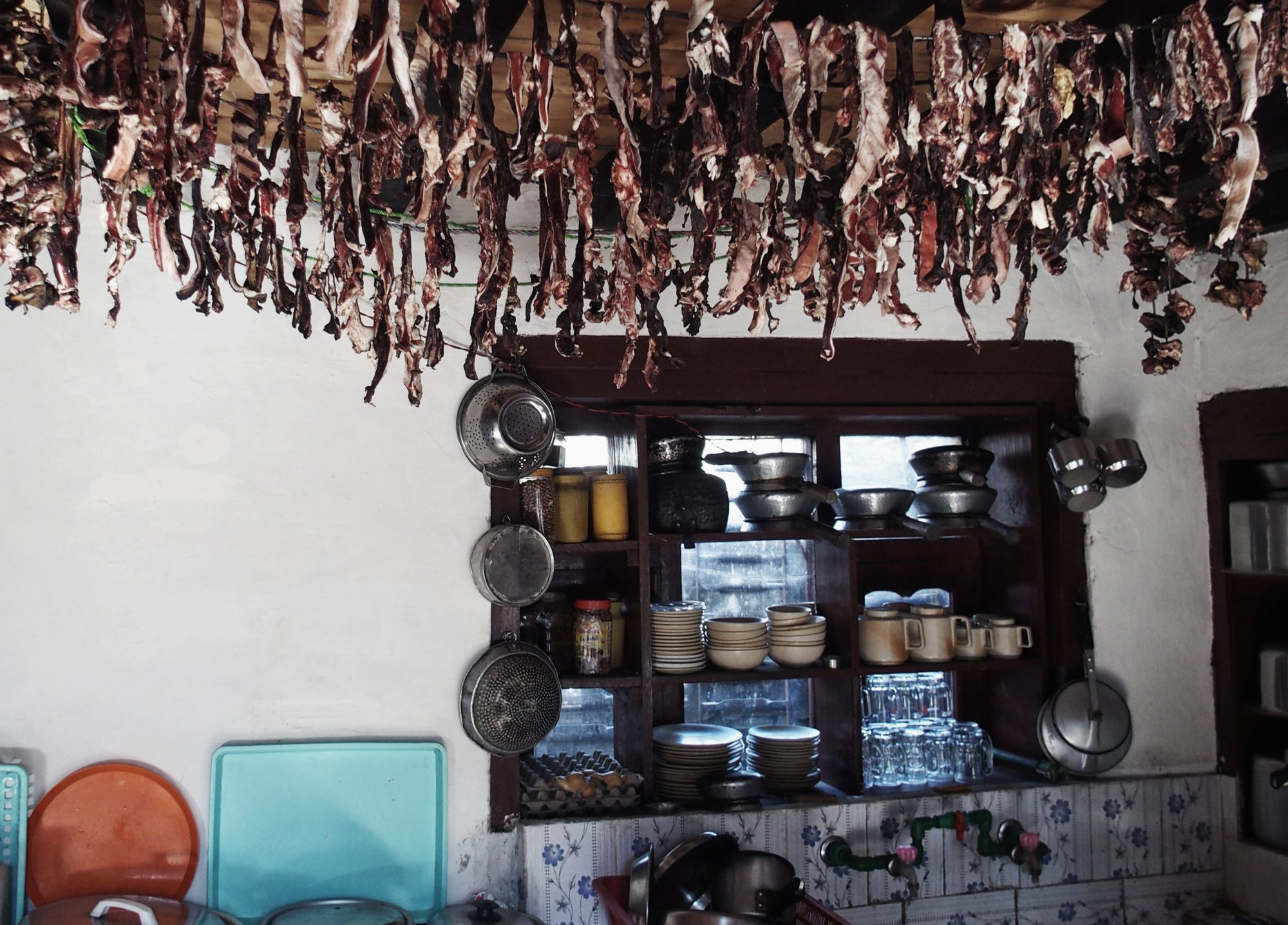 Yak Fleisch trocknet in der Küche eines nepalesischen Teahouses in Lete