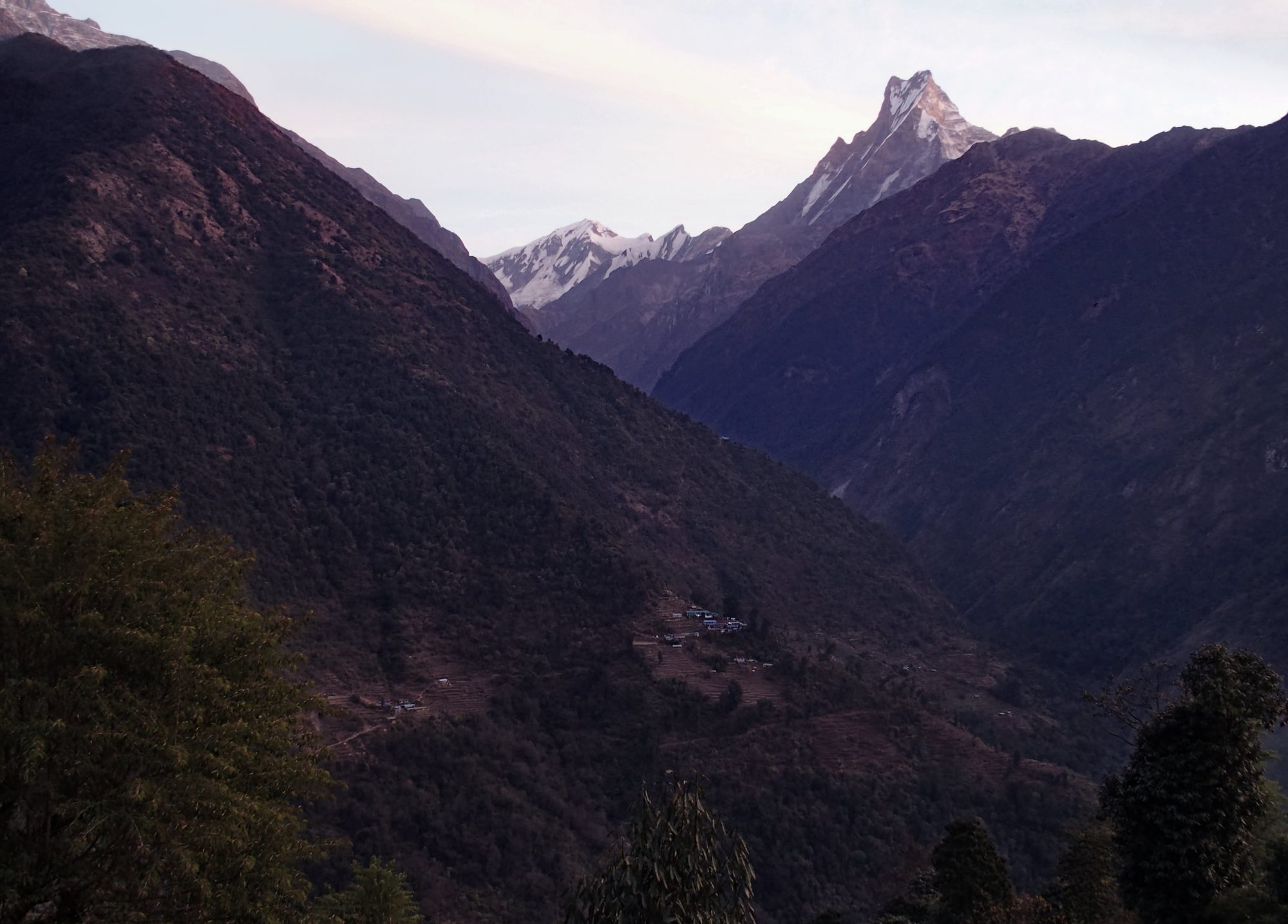 Sonnenaufgang in Sinuwa mit Machapuchare Blick