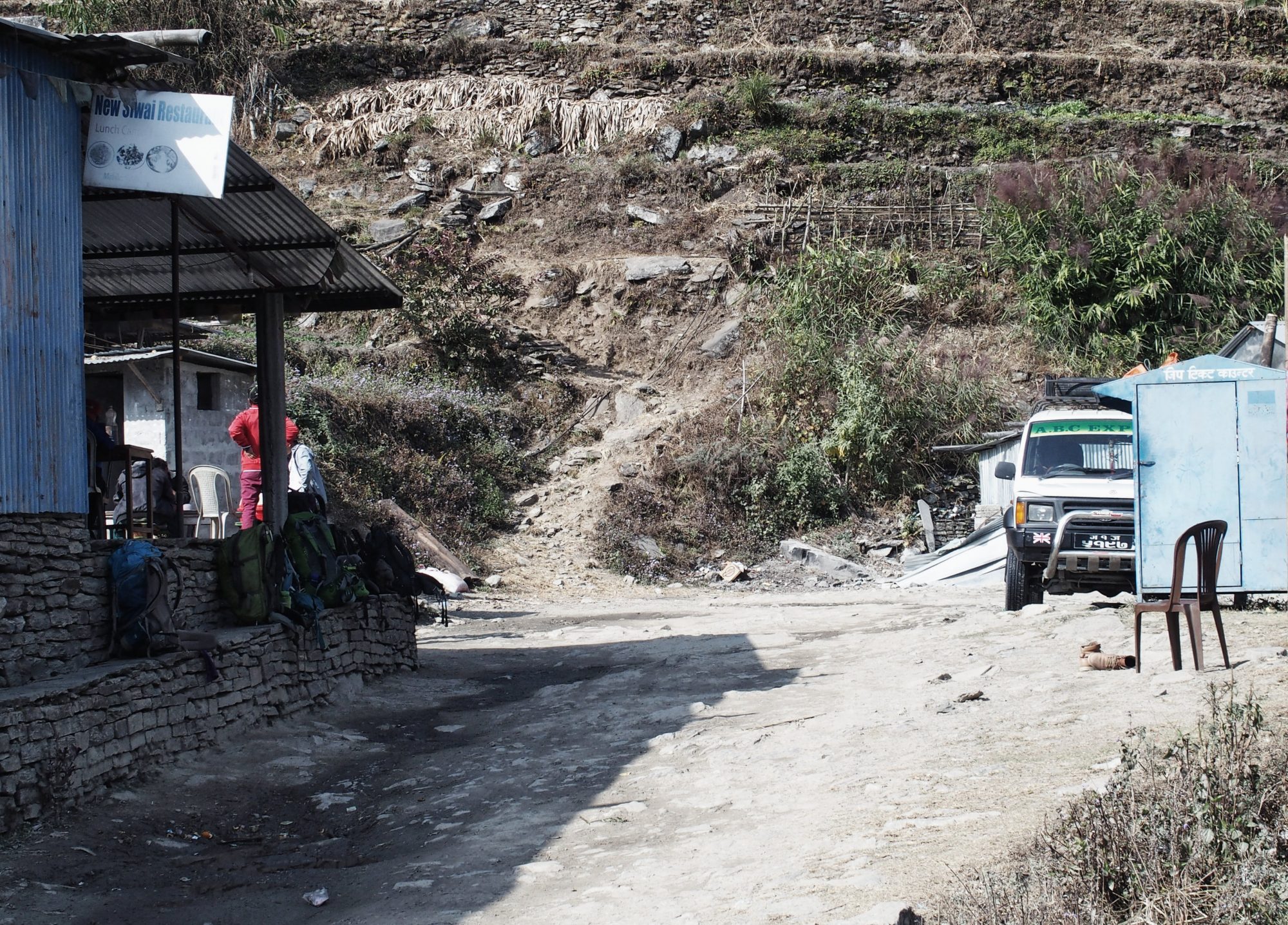 Warten auf den Jeep Nepal