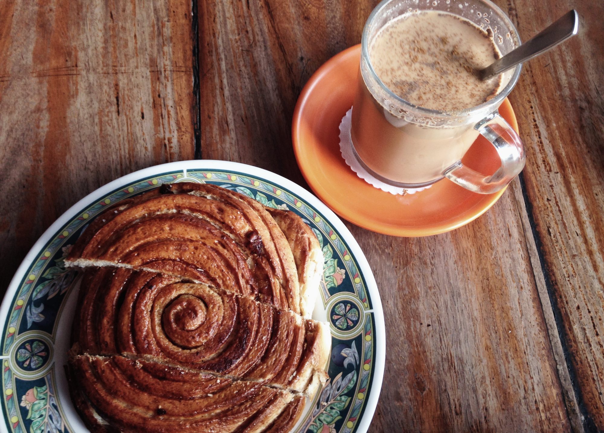 Super leckeres Frühstück! Massala Tee und Zimtschnecke. Nepal Pokhara