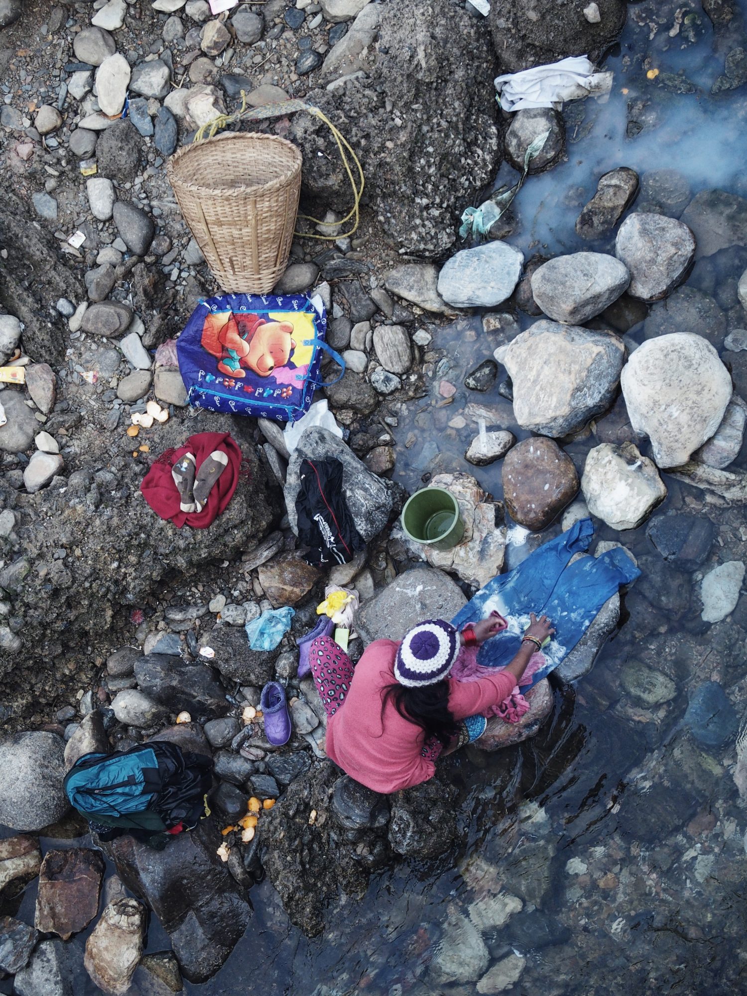 Wäsche waschen am Fluß in Pokhara. Nepal