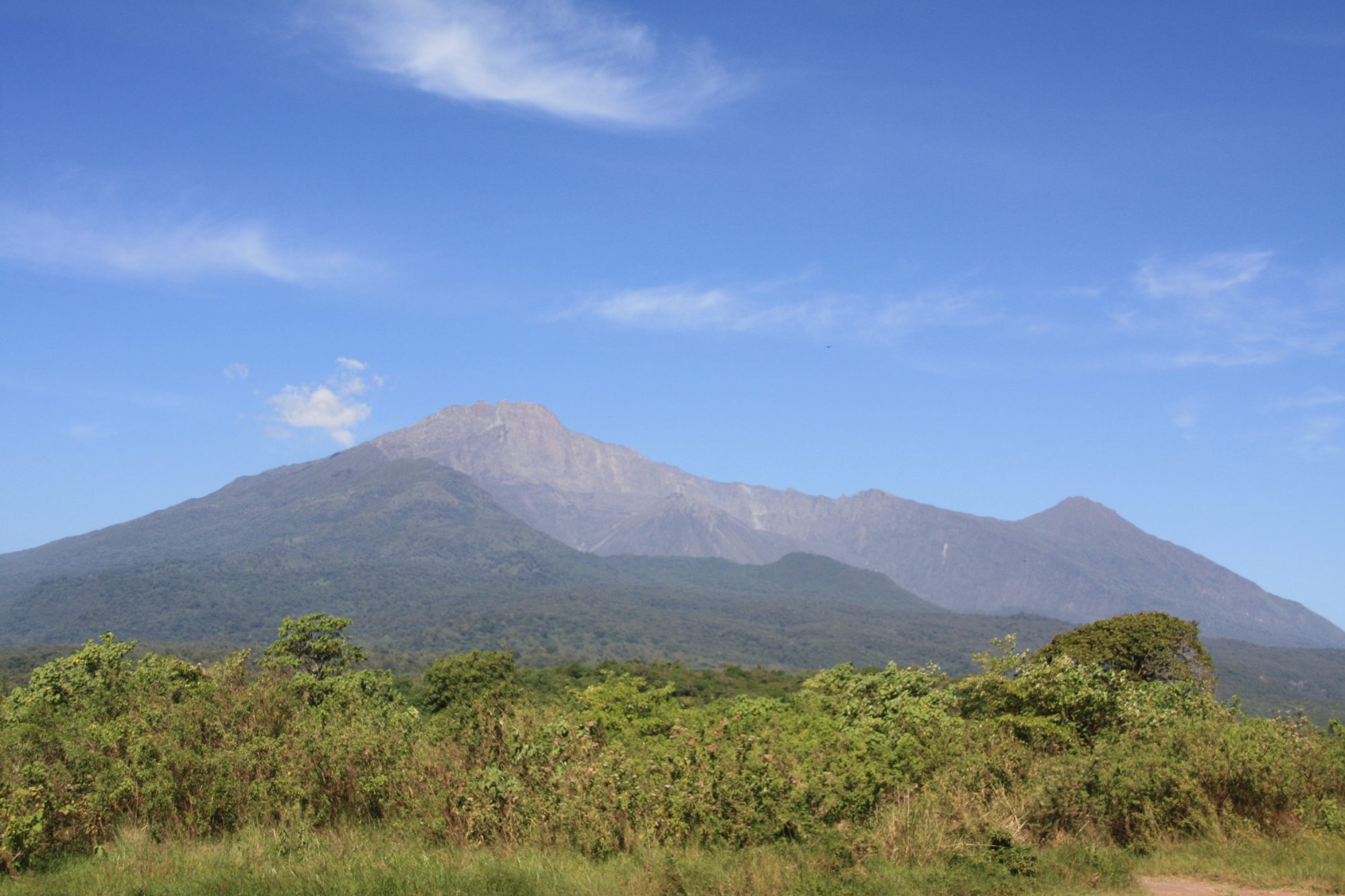 Erster Blick auf den Mount Meru, Tansania, Afrika