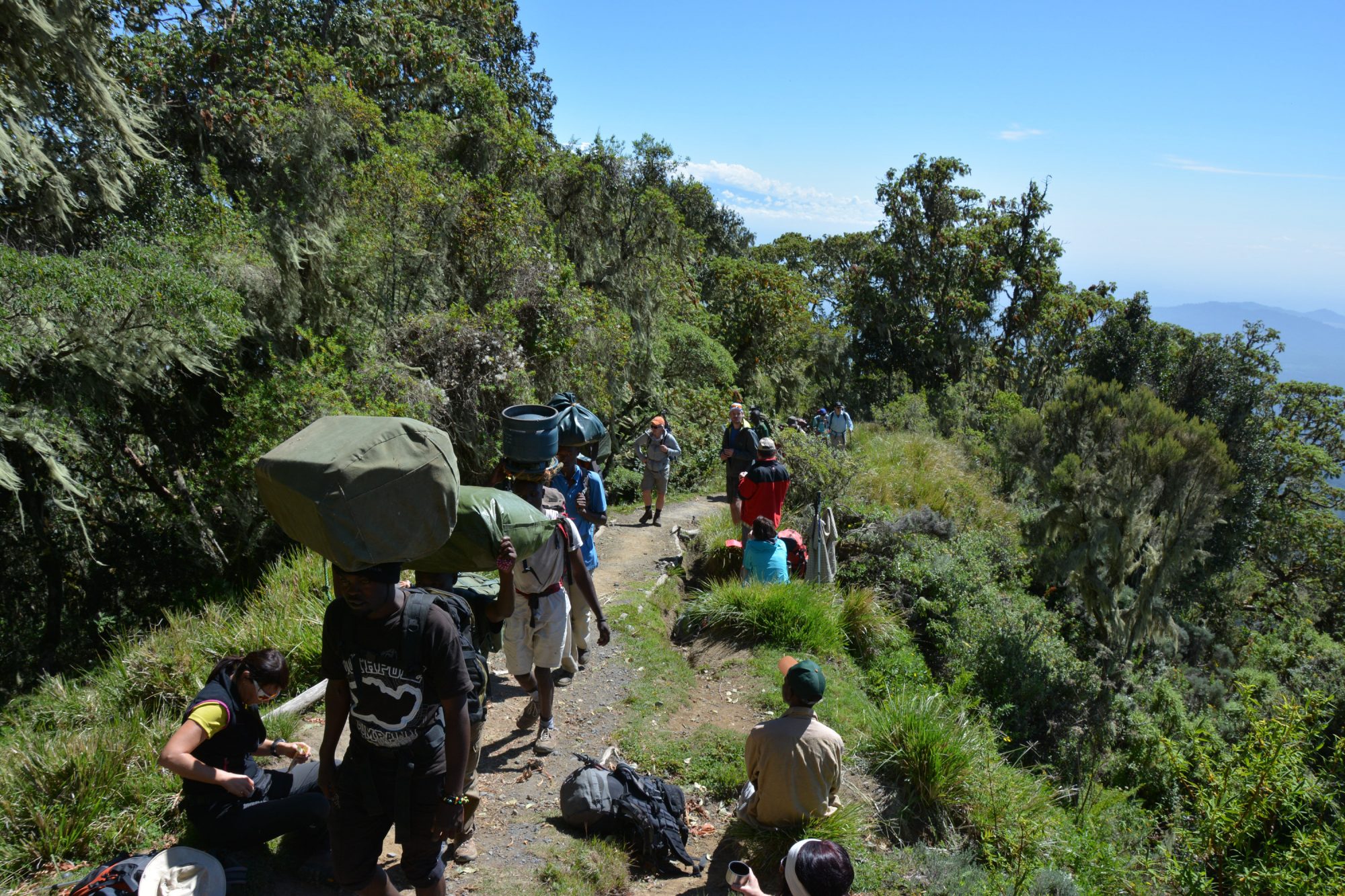Träger am Mount Meru, Tansania, Afrika