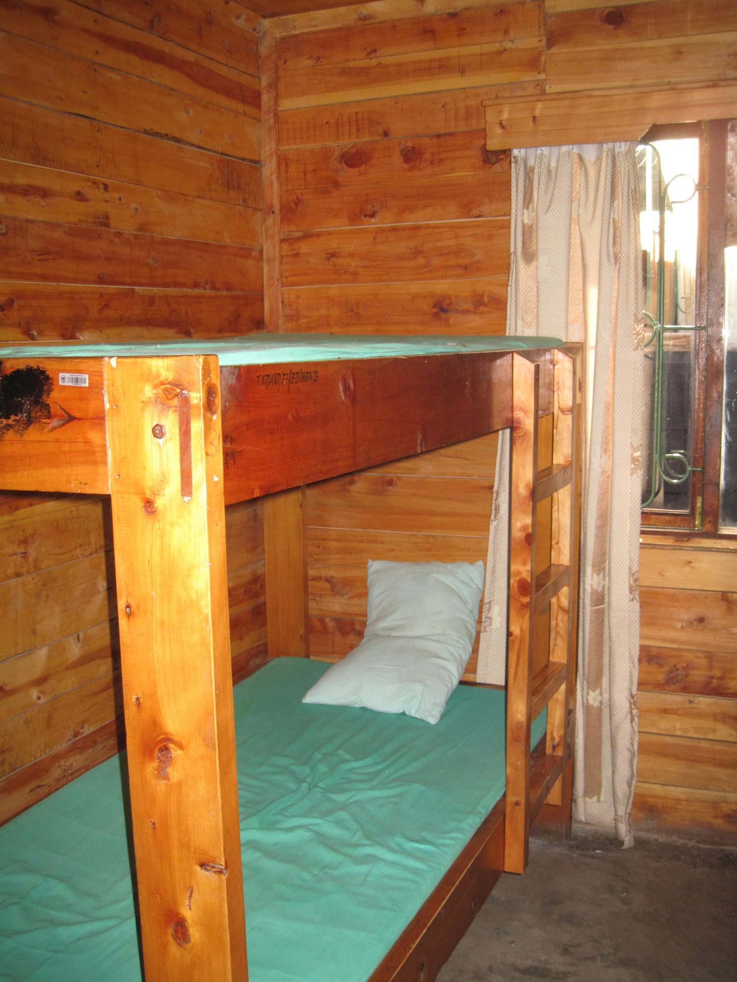 Zimmer Saddle Hut am Mount Meru, Regenwald, Arusha Nationalpark, Tansania, Afrika