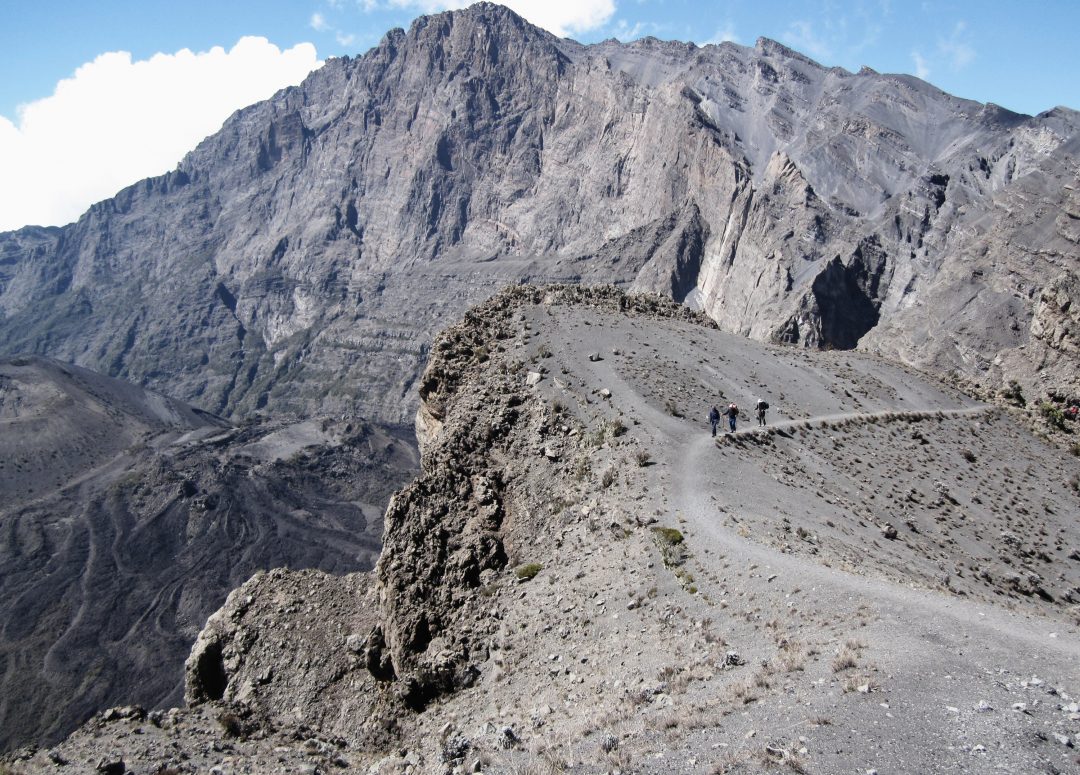 Wanderer auf dem Mount Meru, Mount Meru Besteigung, Tour, Erfahrungsbericht, Afrika, Tansania, Bergtour